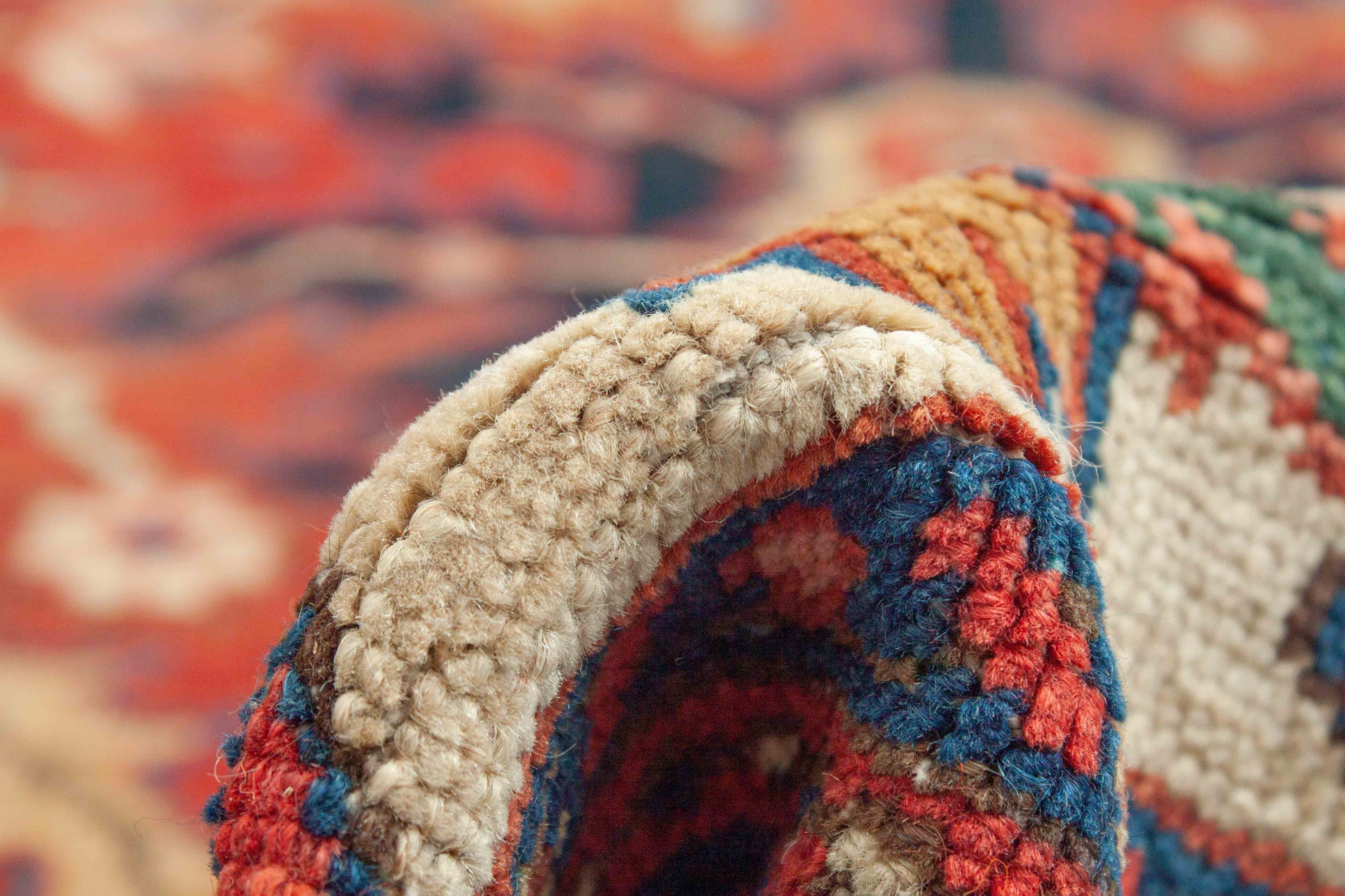 Eine Fotoaufnahme eines Heriz Teppichs.