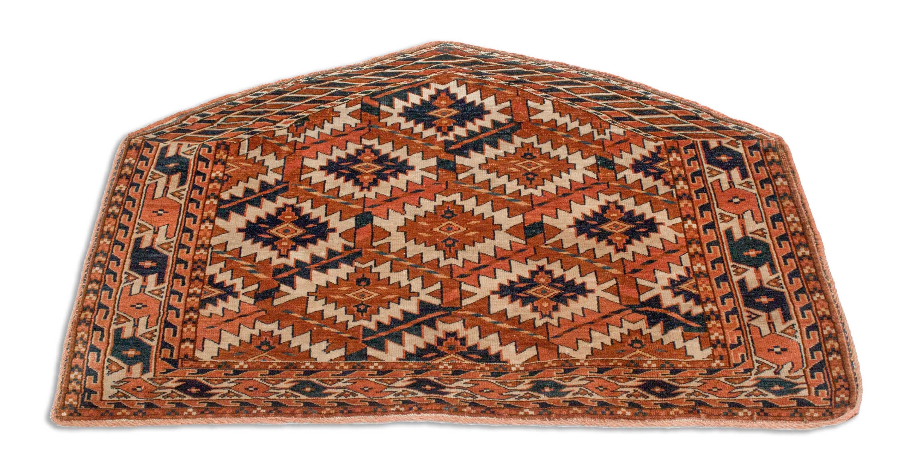 Eine Fotoaufnahme eines Turkmenischer Teppich Teppichs.