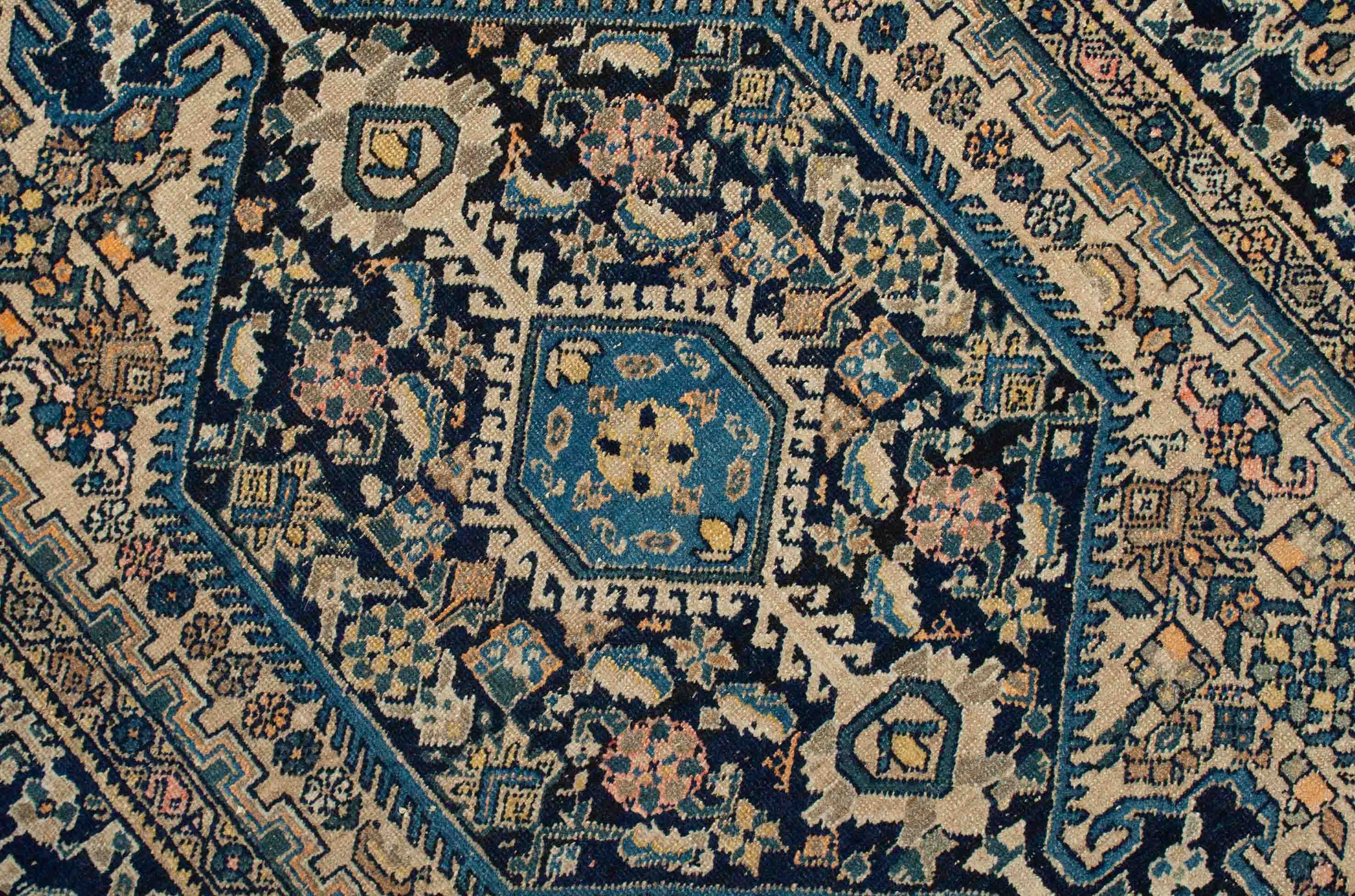 Eine Fotoaufnahme eines Bidgene Teppichs.