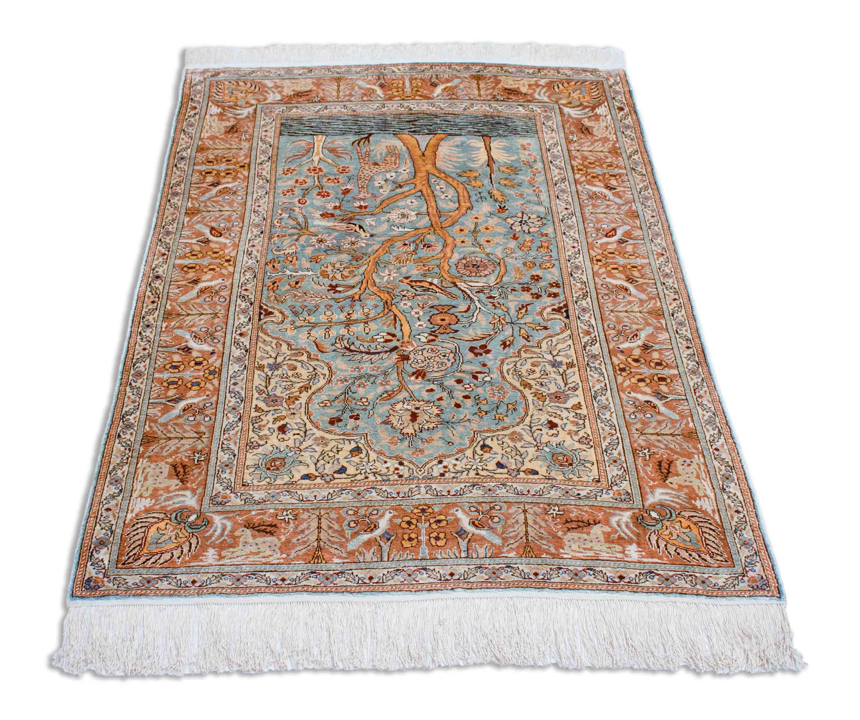 Eine Fotoaufnahme eines Hereke Teppichs.