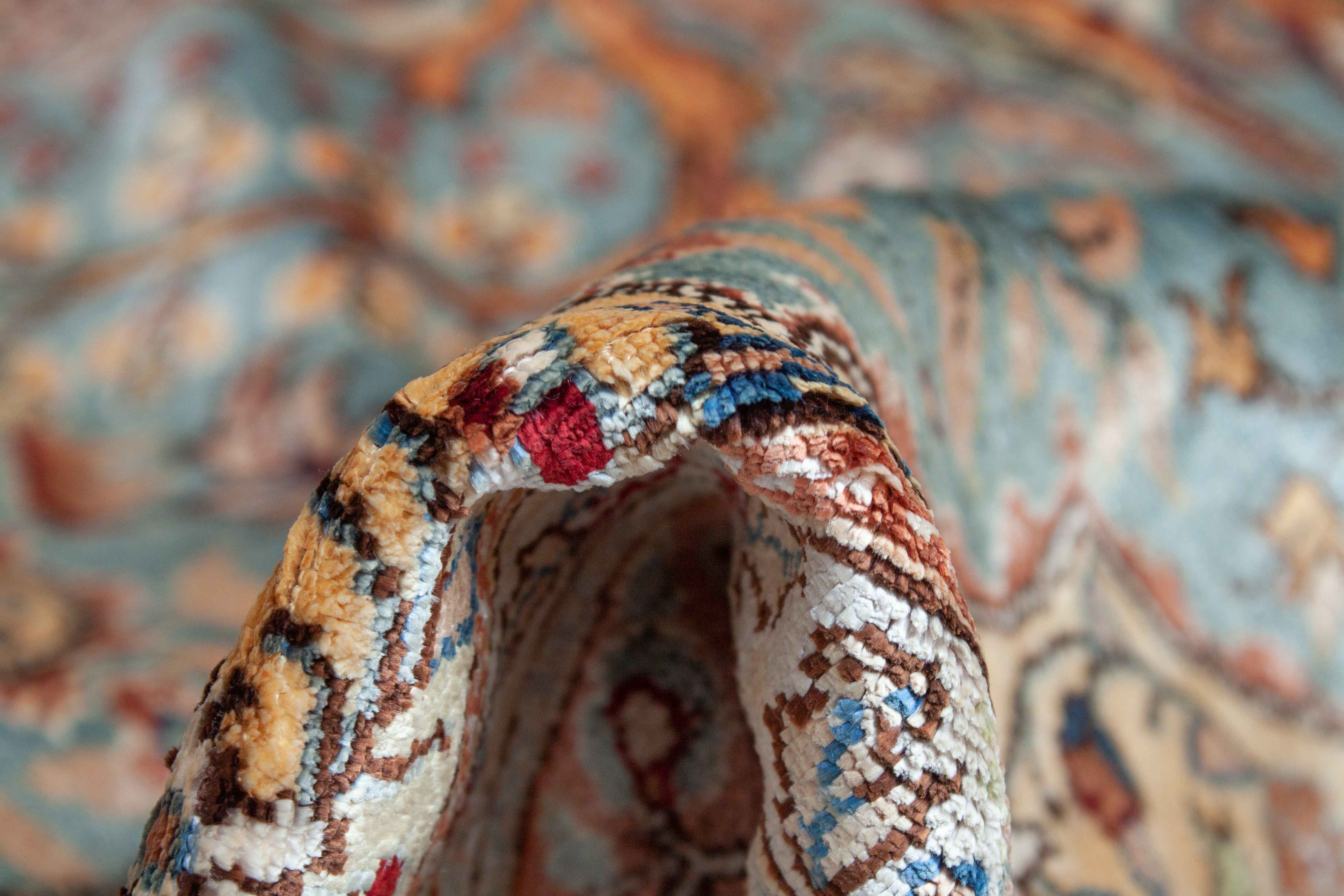 Eine Fotoaufnahme eines Hereke Teppichs.