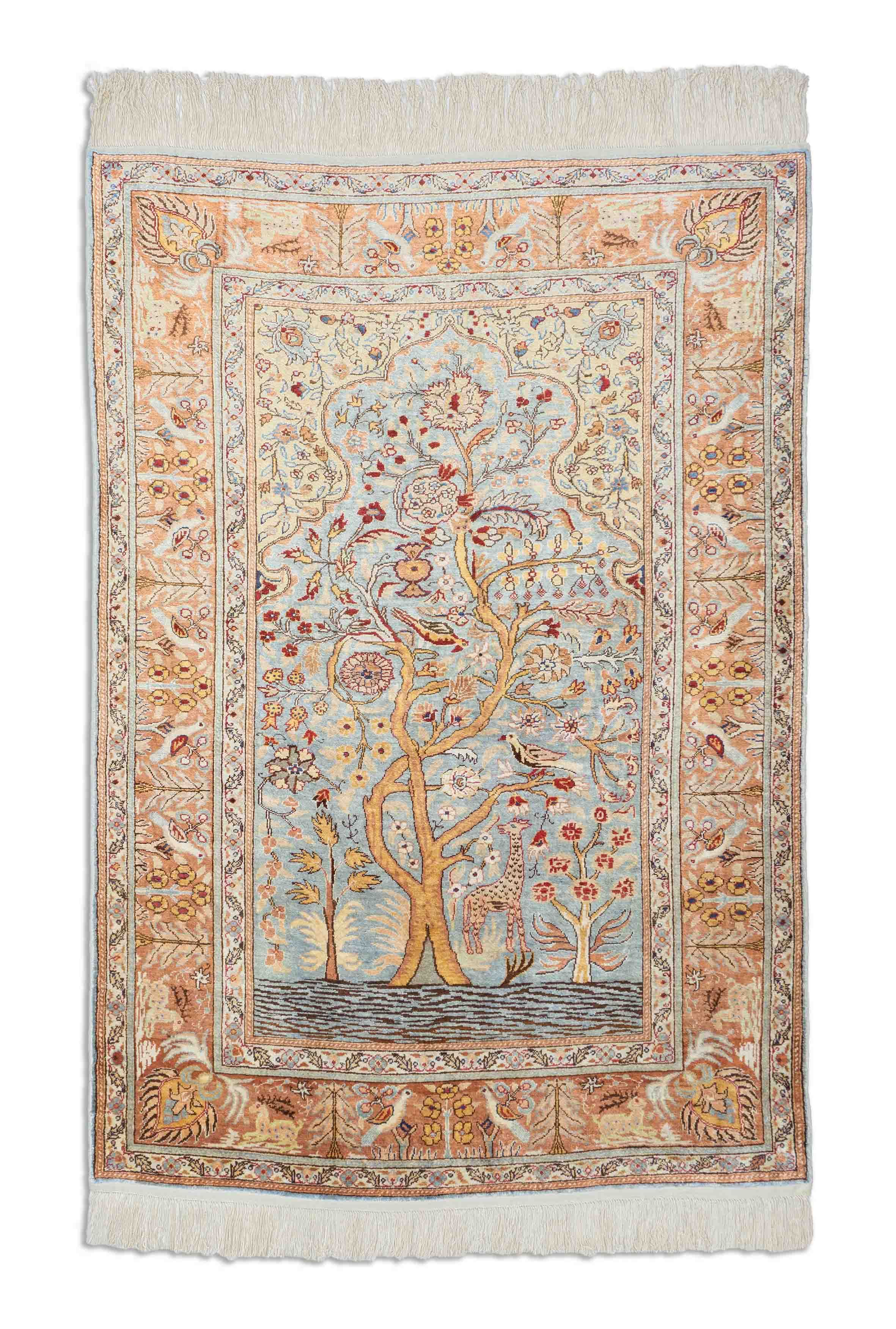 Eine Fotoaufnahme eines Hereke Teppichs.