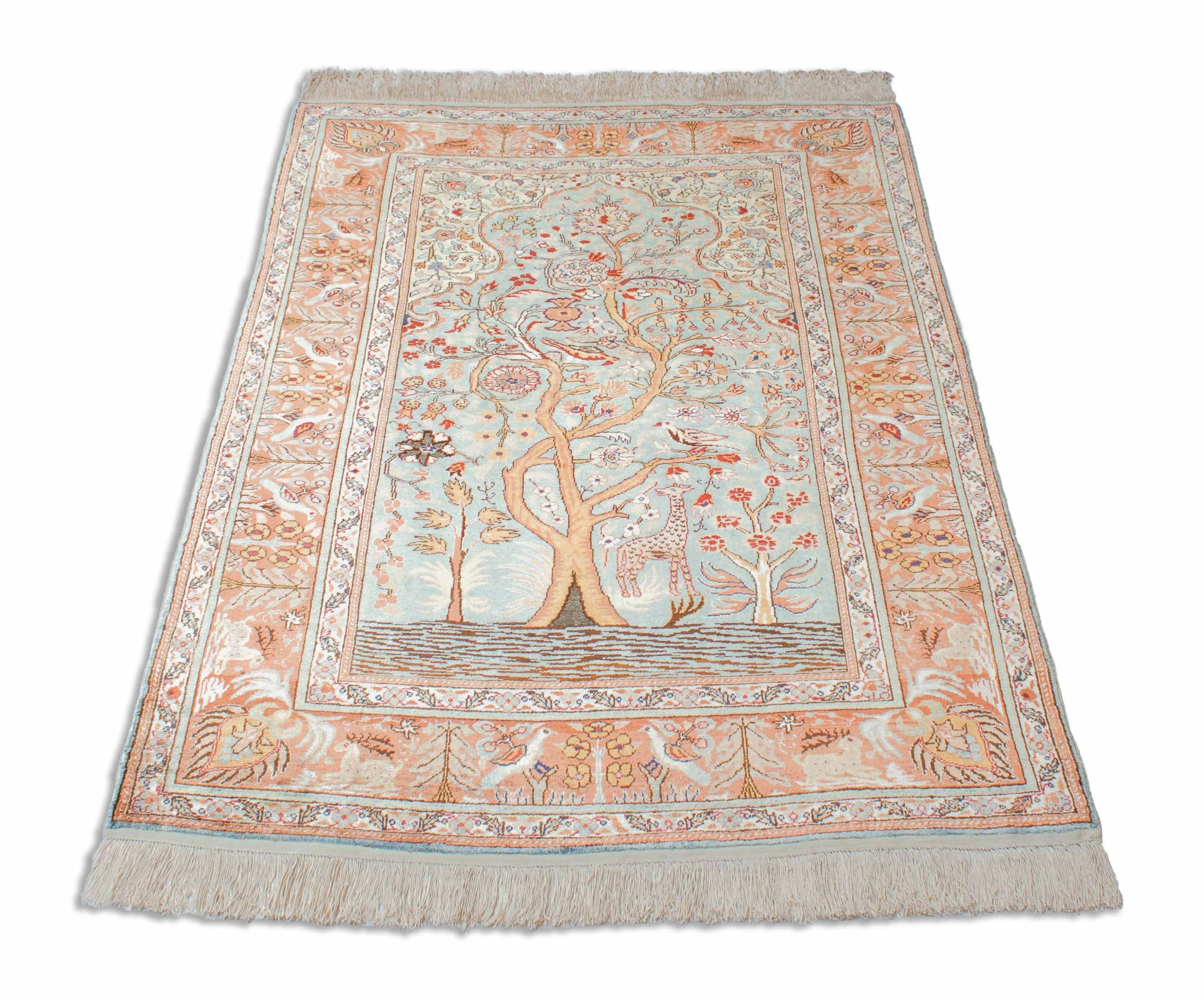 Eine Fotoaufnahme eines Hereke Teppichs.