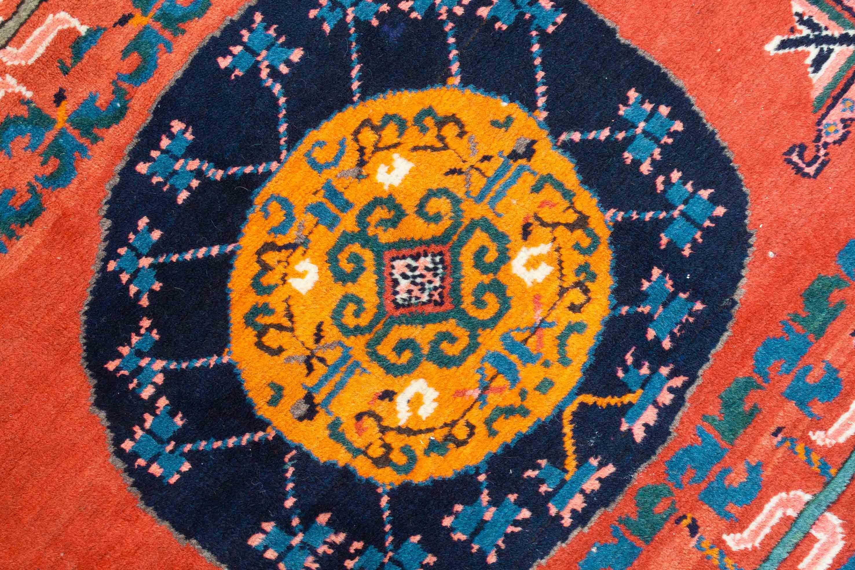 Eine Fotoaufnahme eines Khotan Teppichs.
