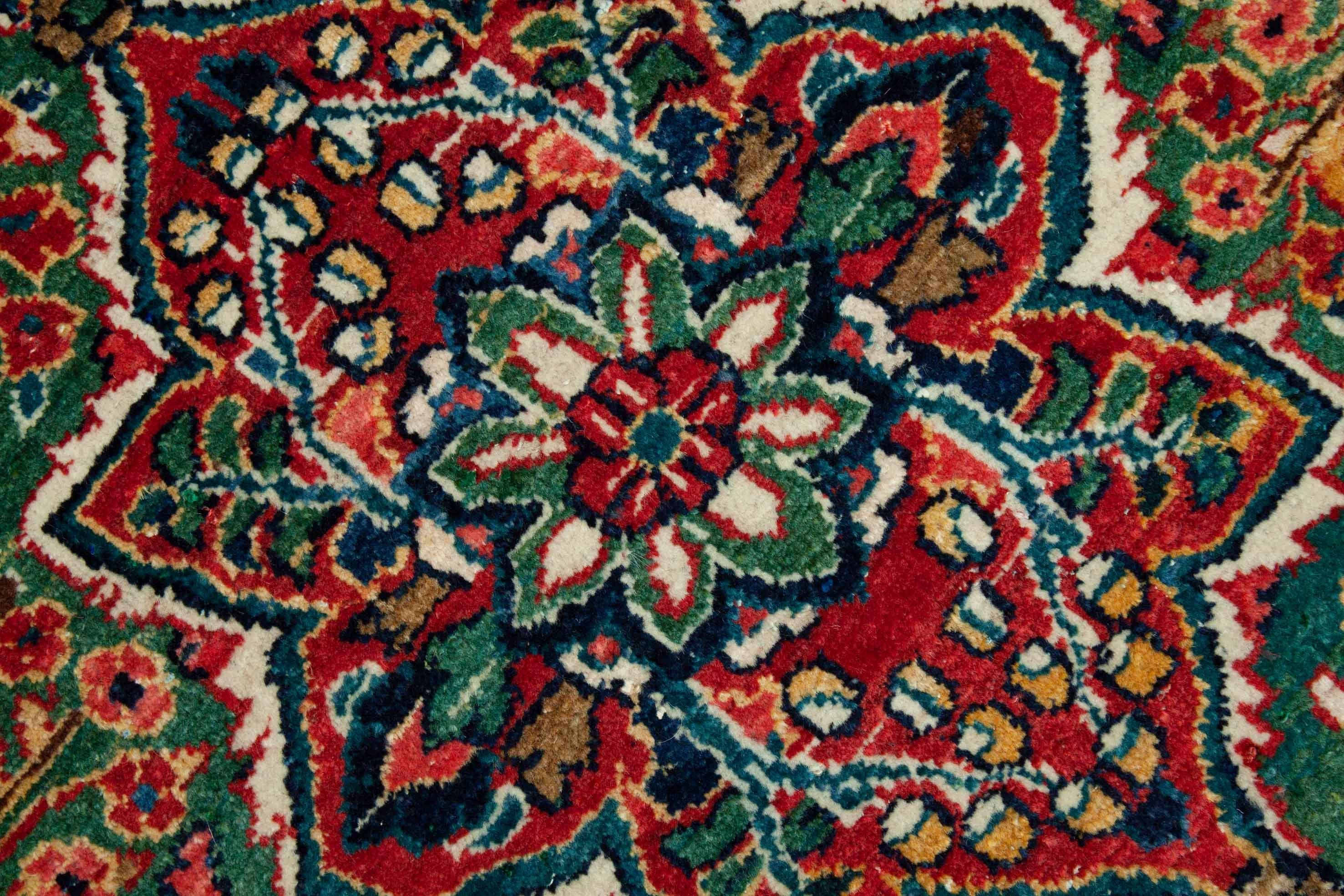 Eine Fotoaufnahme eines Sarough Teppichs.