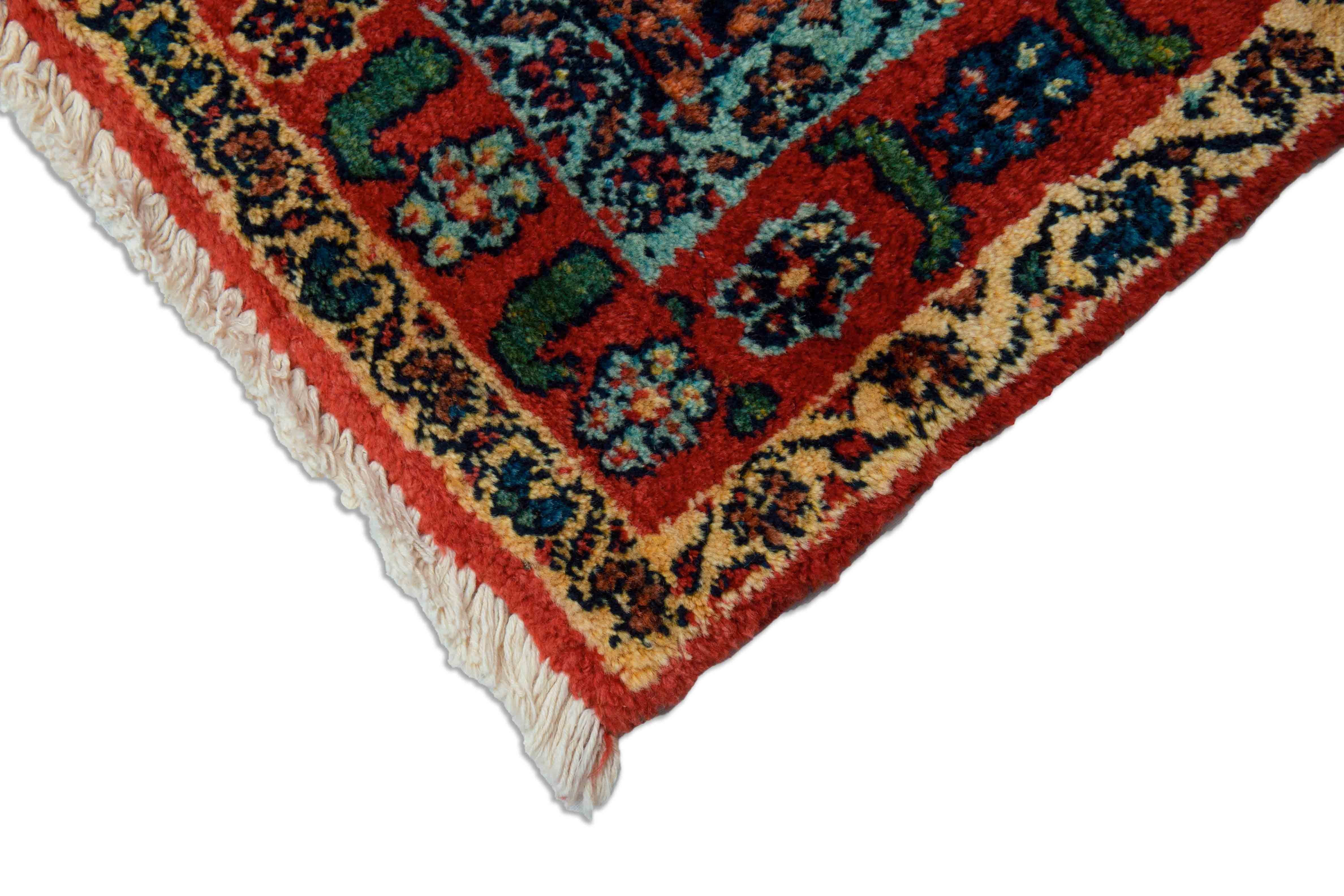 Eine Fotoaufnahme eines Varamin Teppichs.