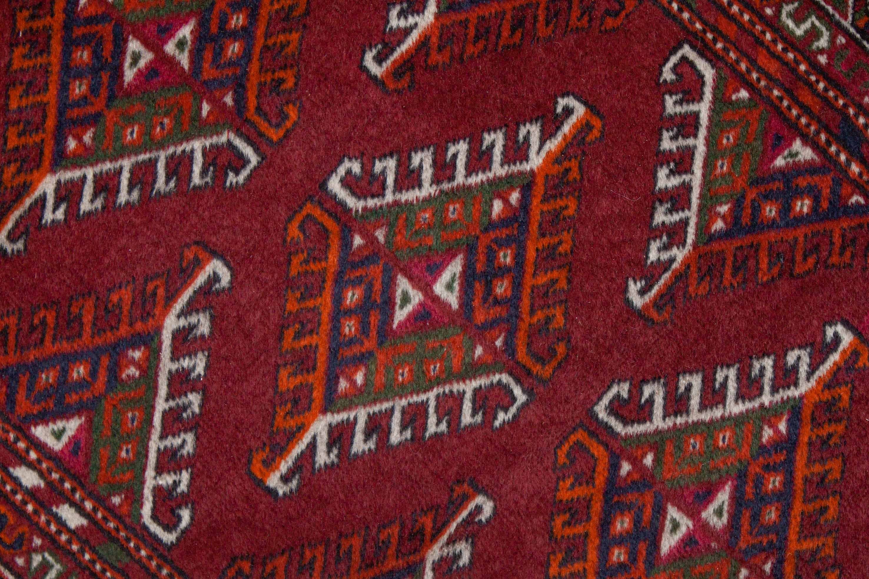 Eine Fotoaufnahme eines Tekke Teppichs.