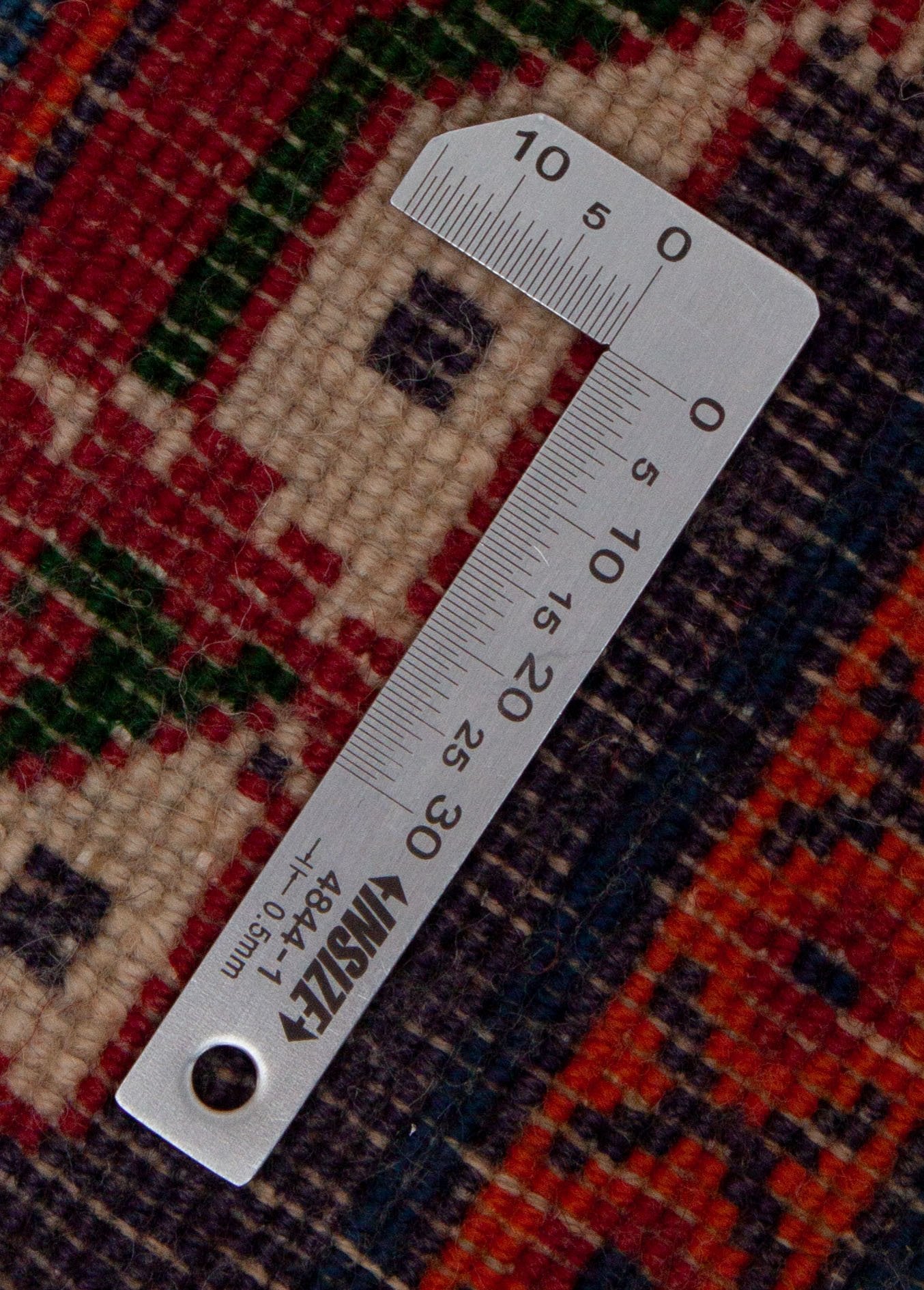 Eine Fotoaufnahme eines Meymeh Teppichs.