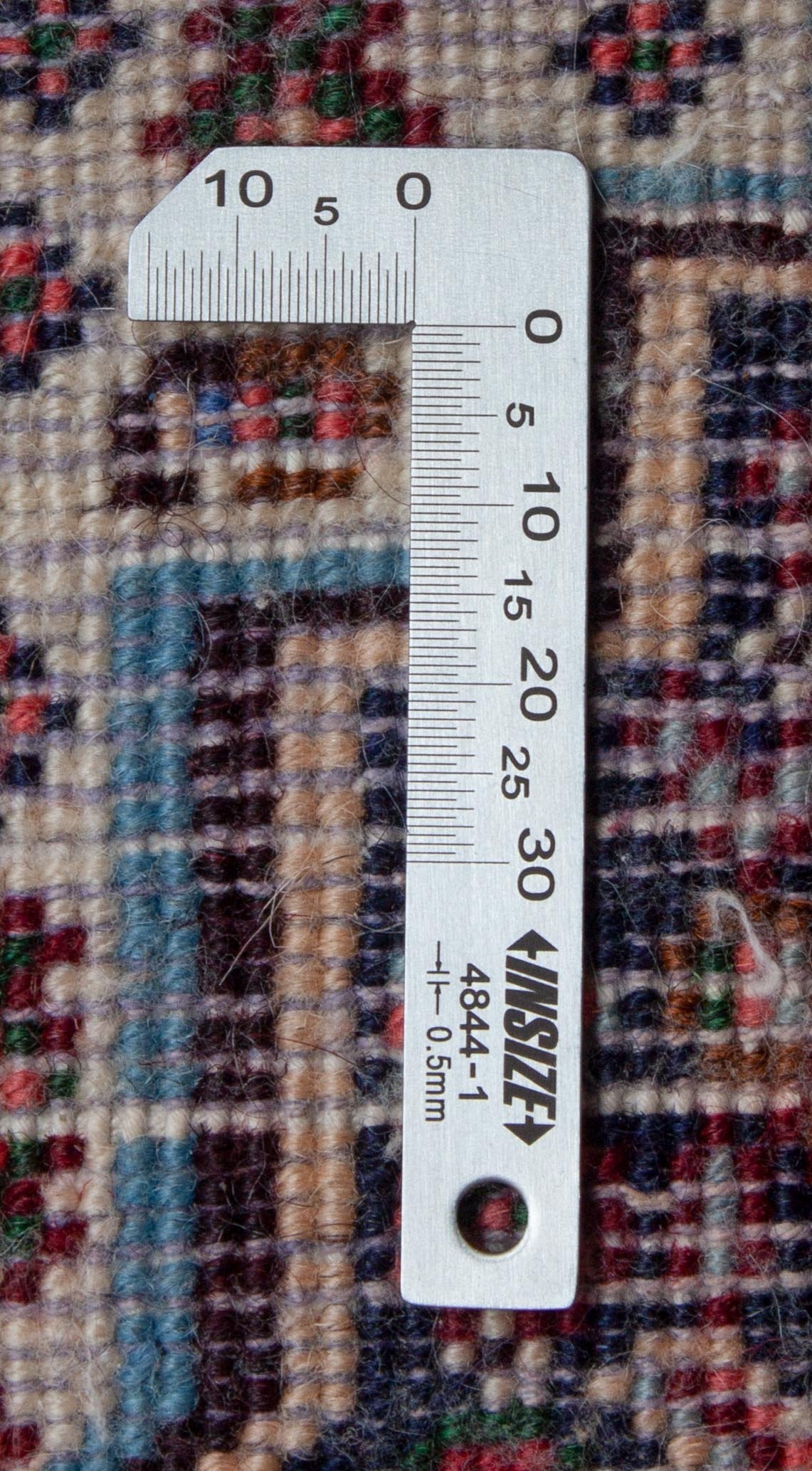 Eine Fotoaufnahme eines Senneh Teppichs.