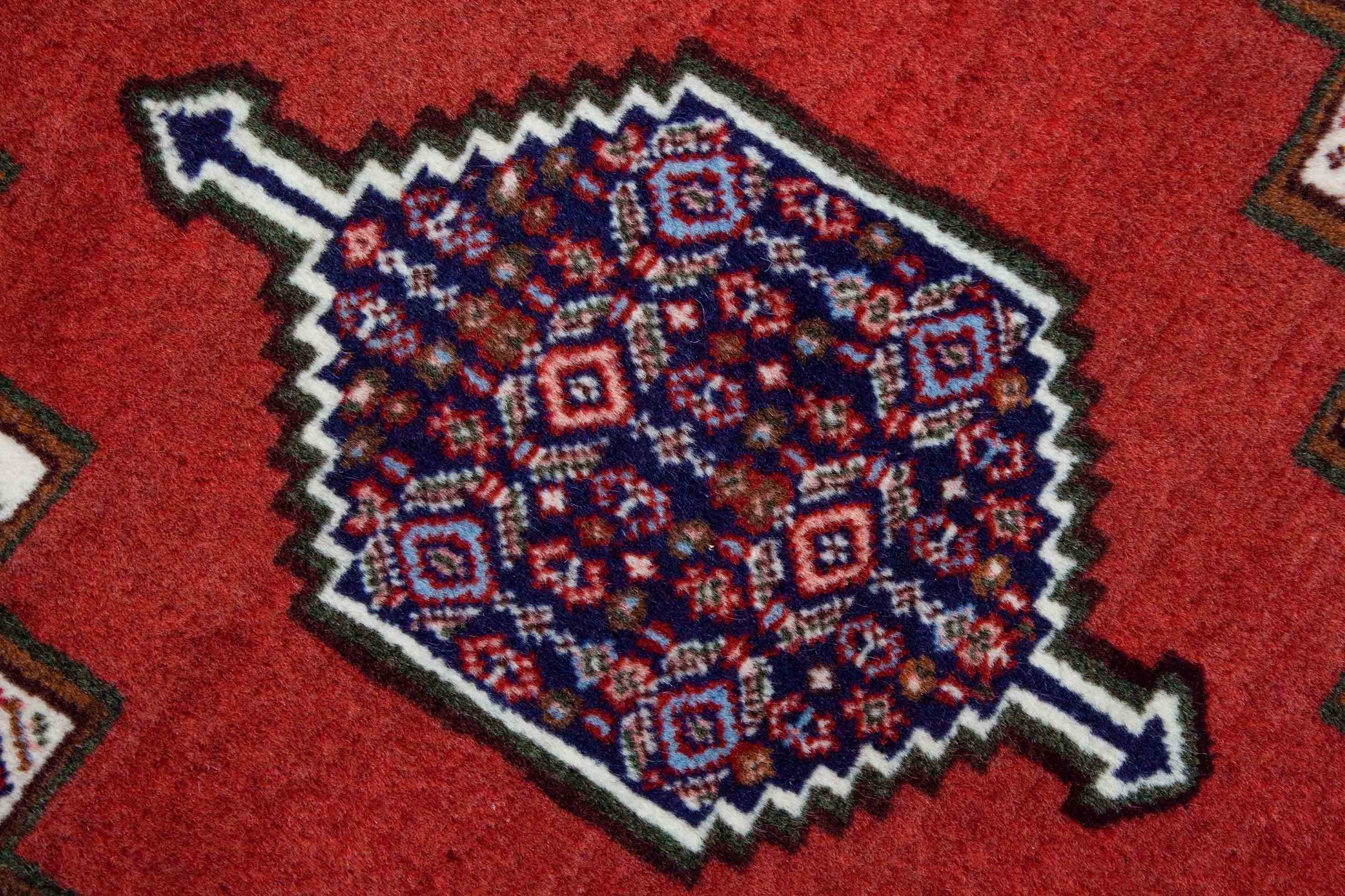 Eine Fotoaufnahme eines Senneh Teppichs.