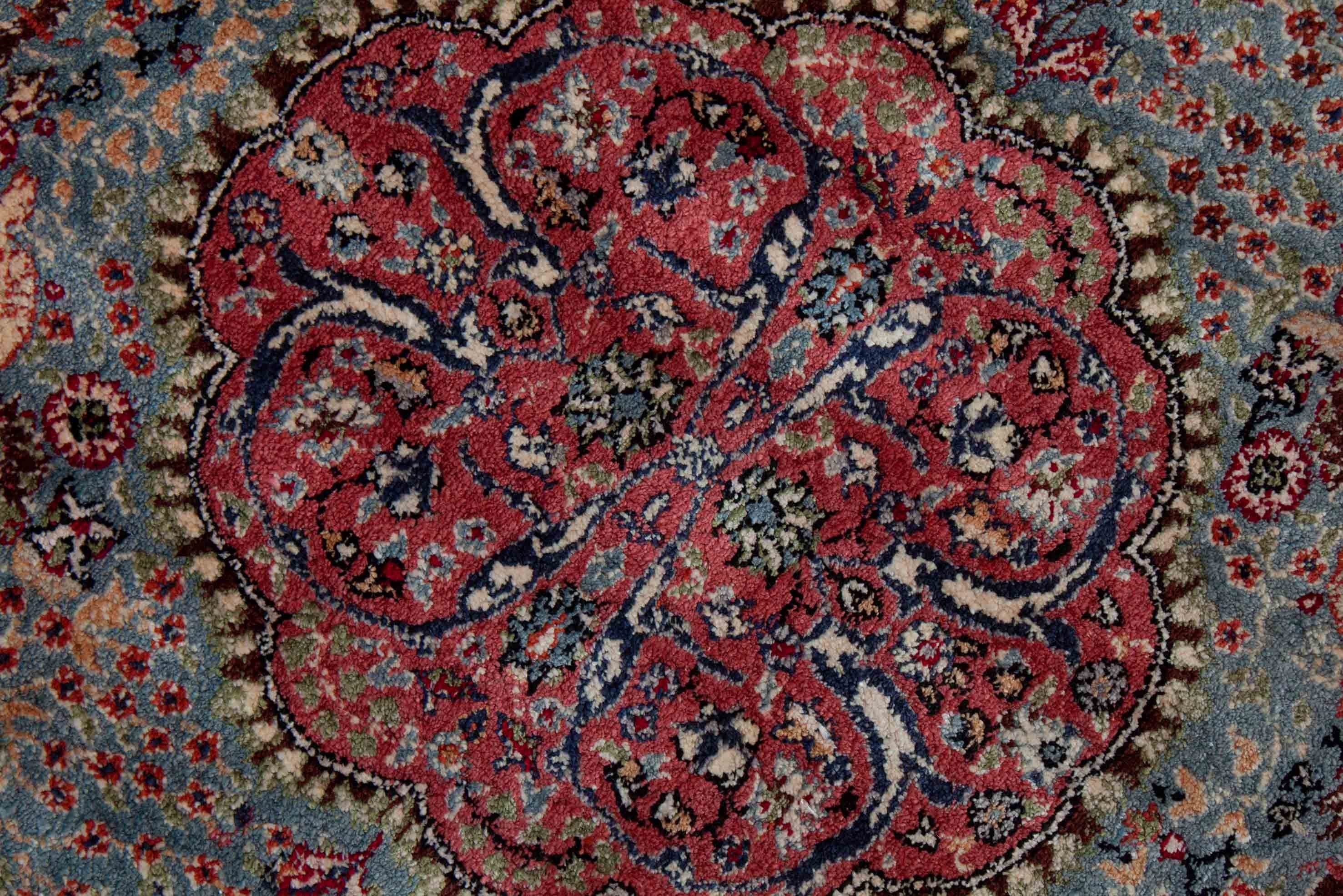 Eine Fotoaufnahme eines Hereke Teppichs.
