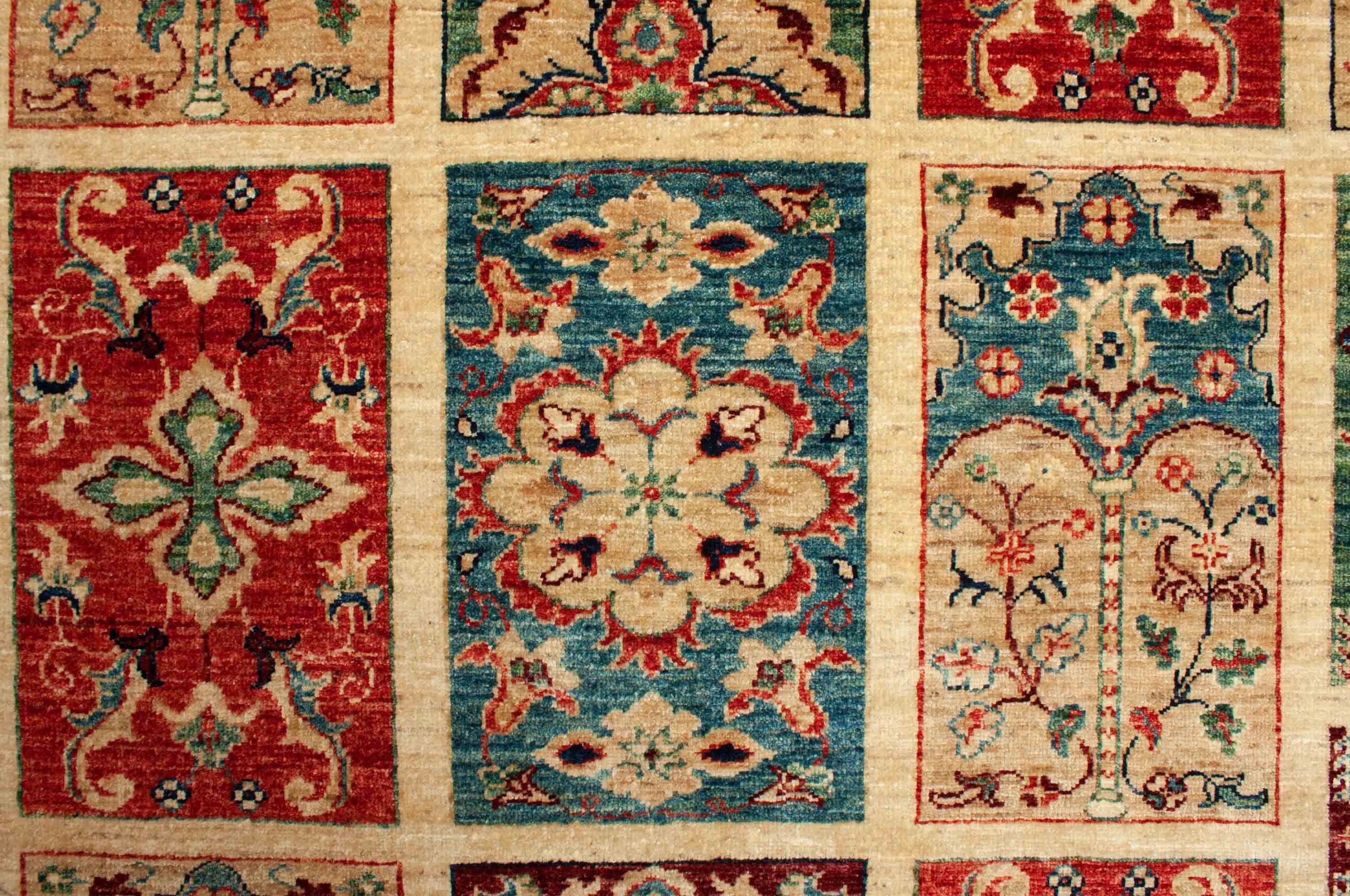 Eine Fotoaufnahme eines Bakhtiari Feldermuster Teppich Teppichs.