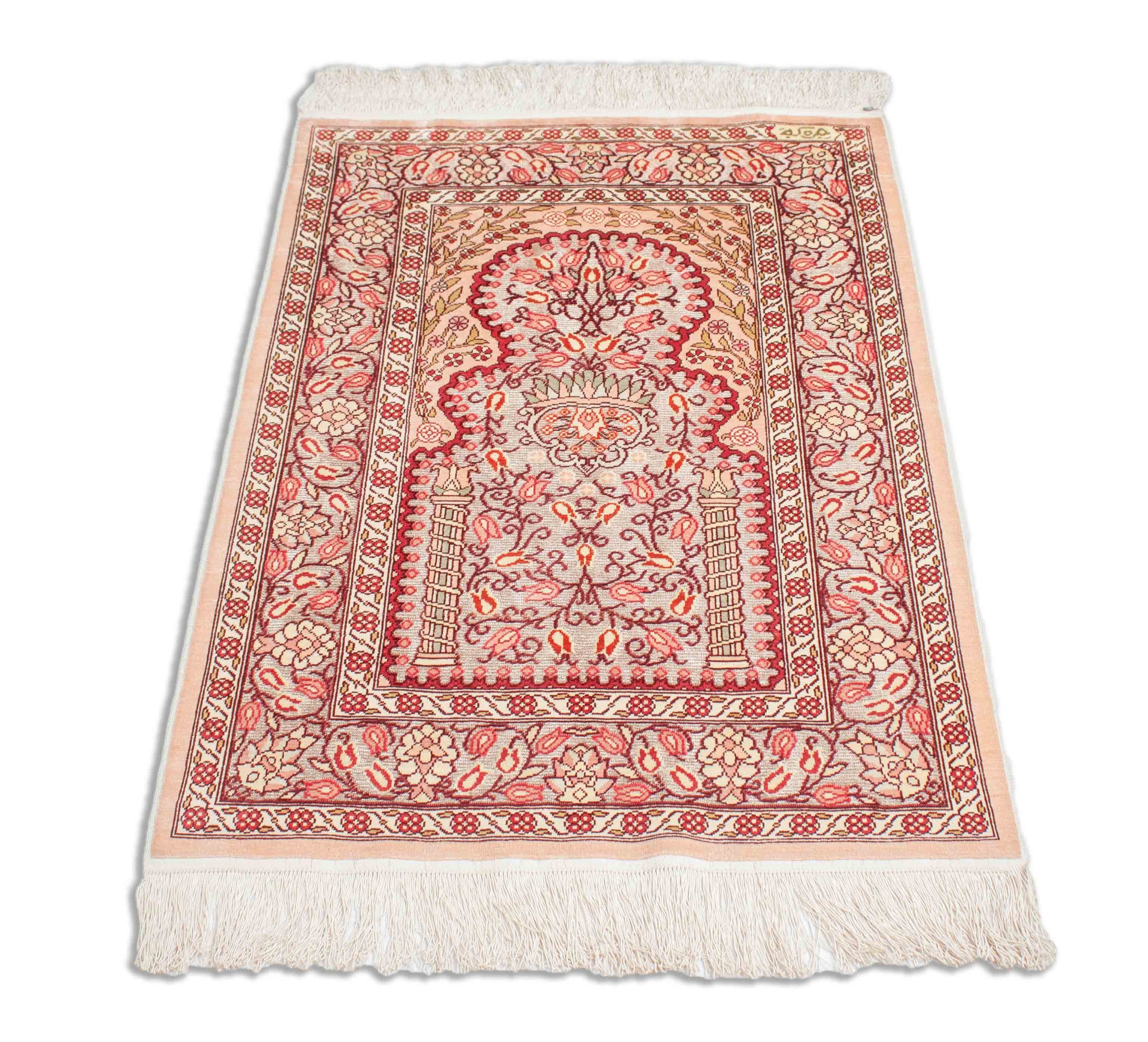 Eine Fotoaufnahme eines Hereke Teppichs.