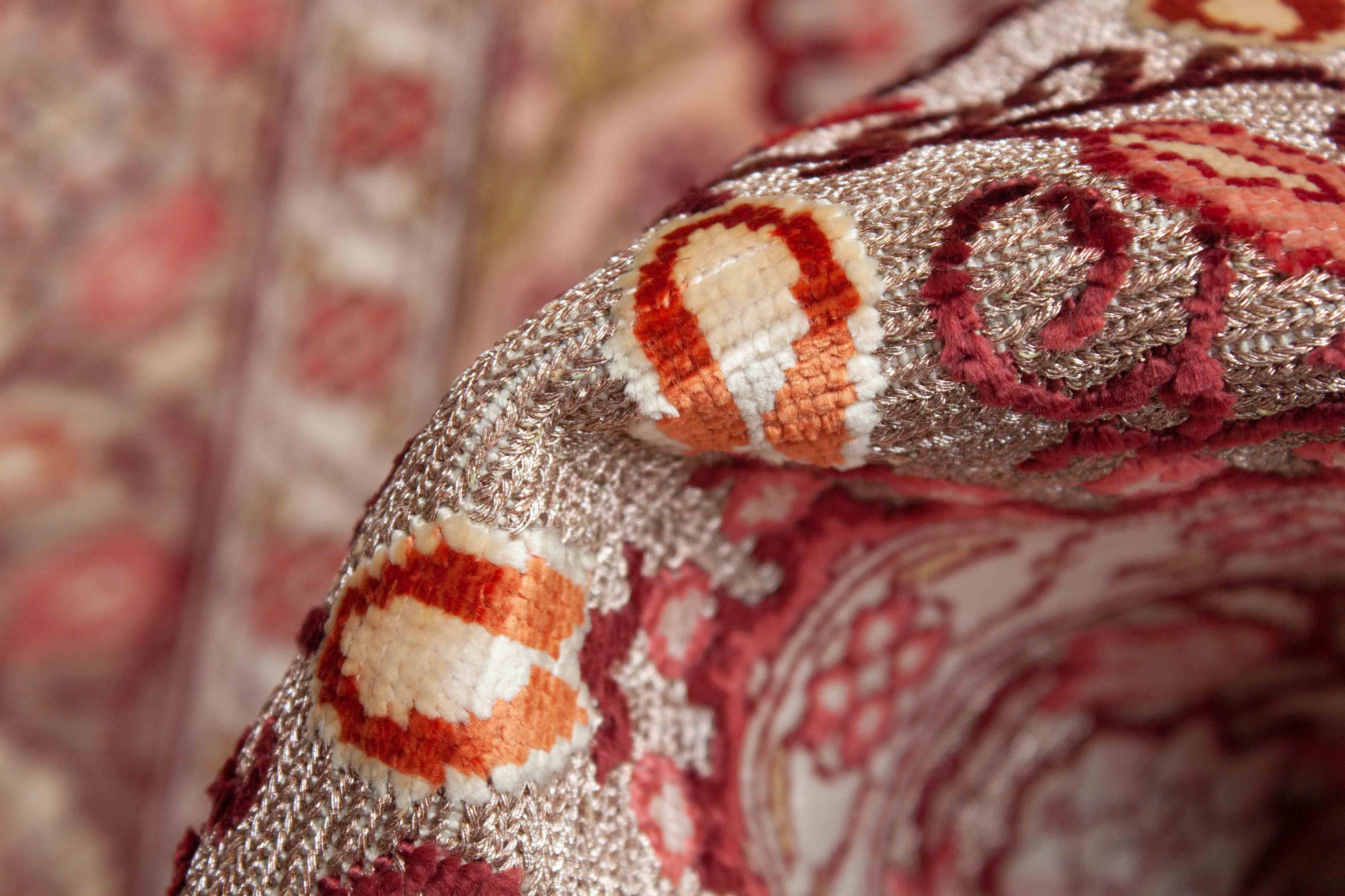 Eine Fotoaufnahme eines Hereke Teppichs.