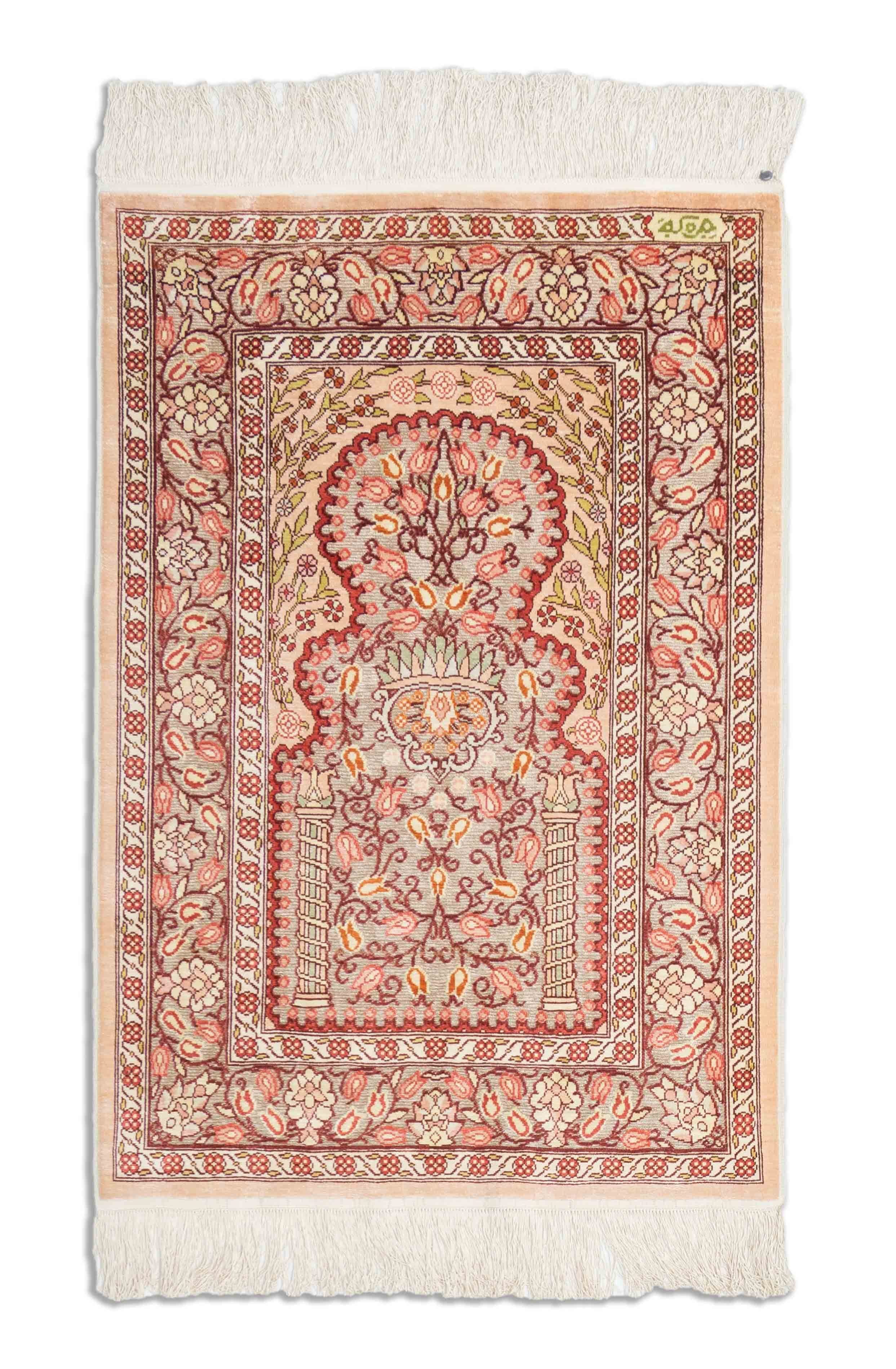 Eine Fotoaufnahme eines Hereke Teppichs.