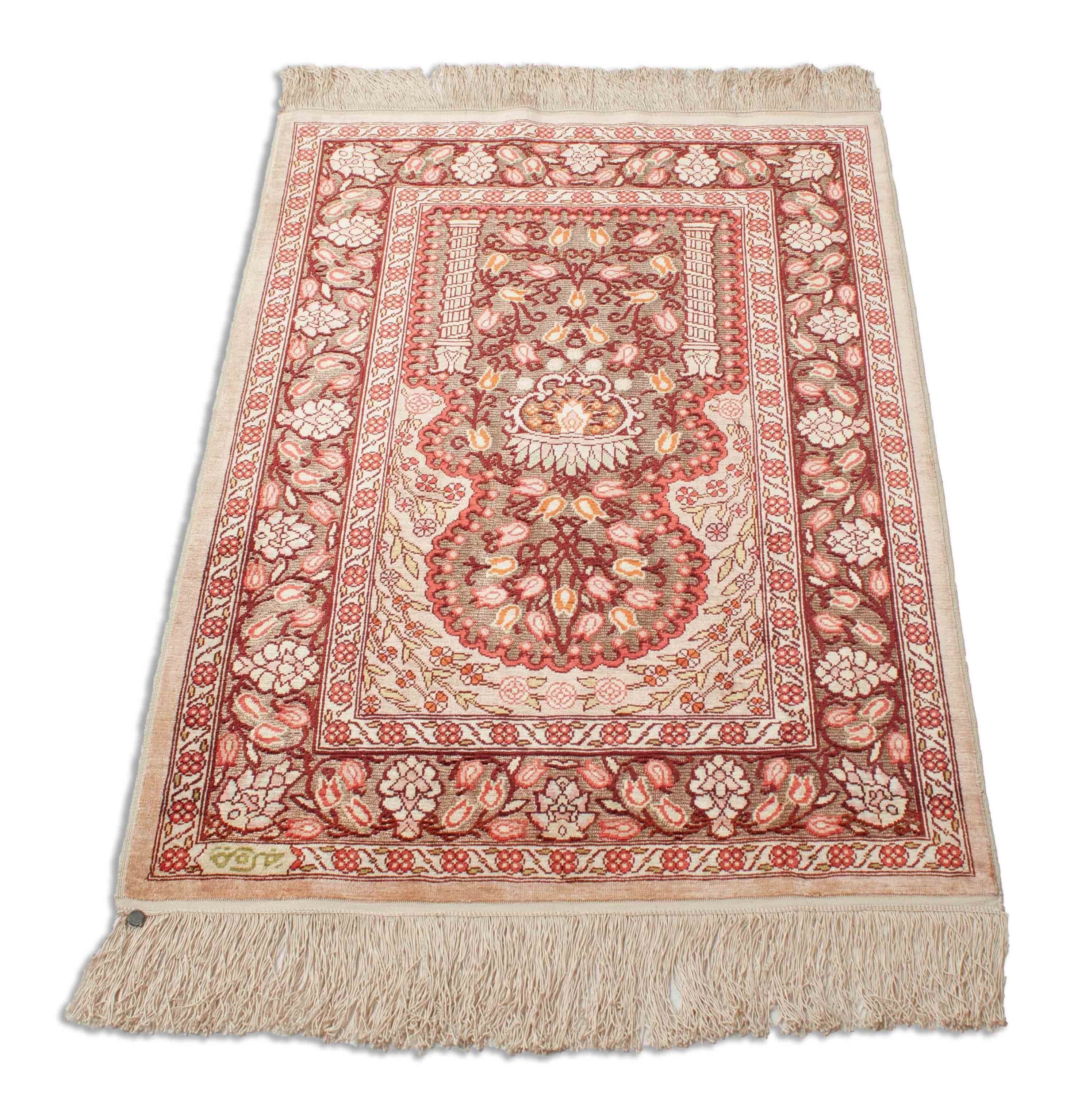 Eine Fotoaufnahme eines Hereke Teppichs.