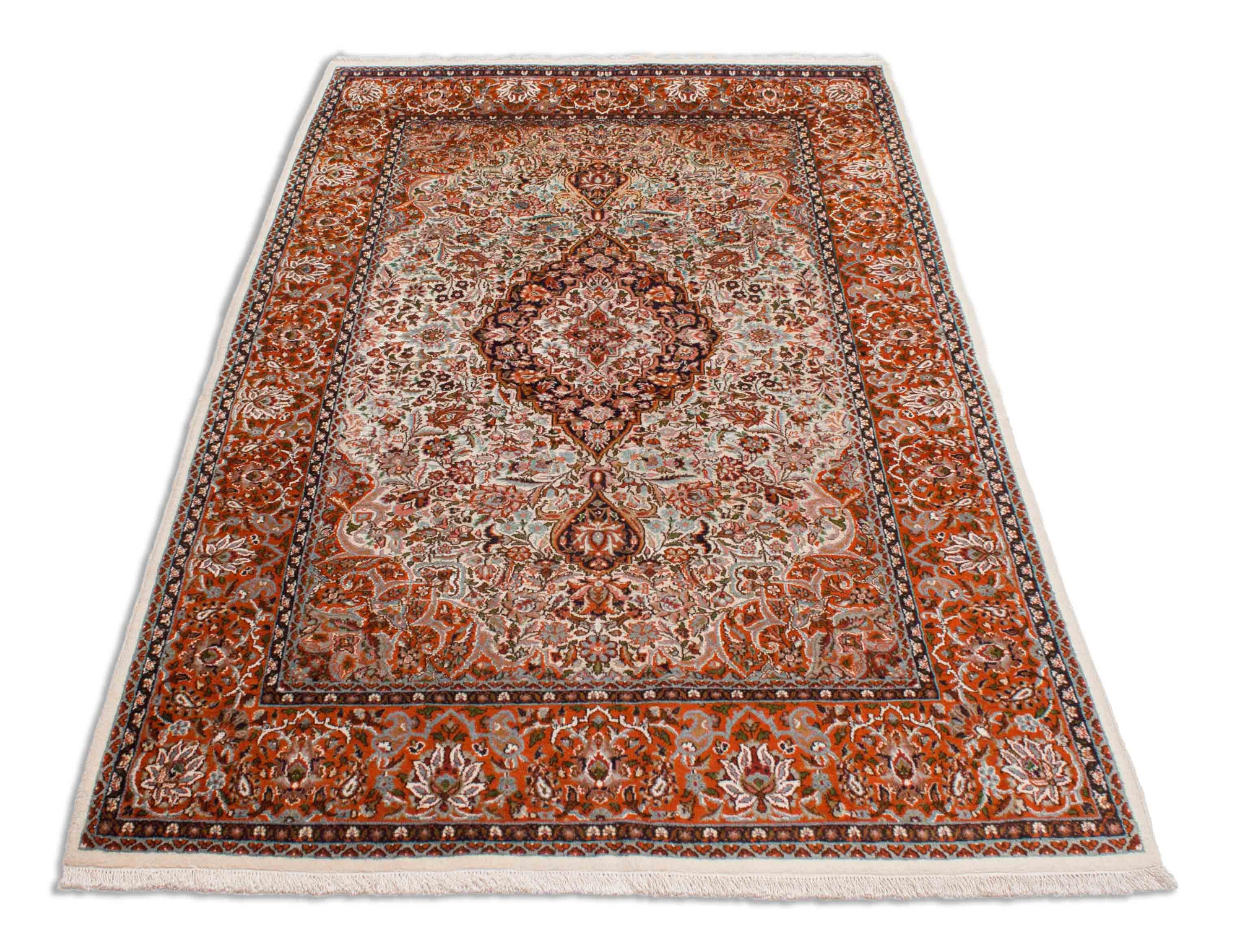 Eine Fotoaufnahme eines Kaschmir Teppich Teppichs.