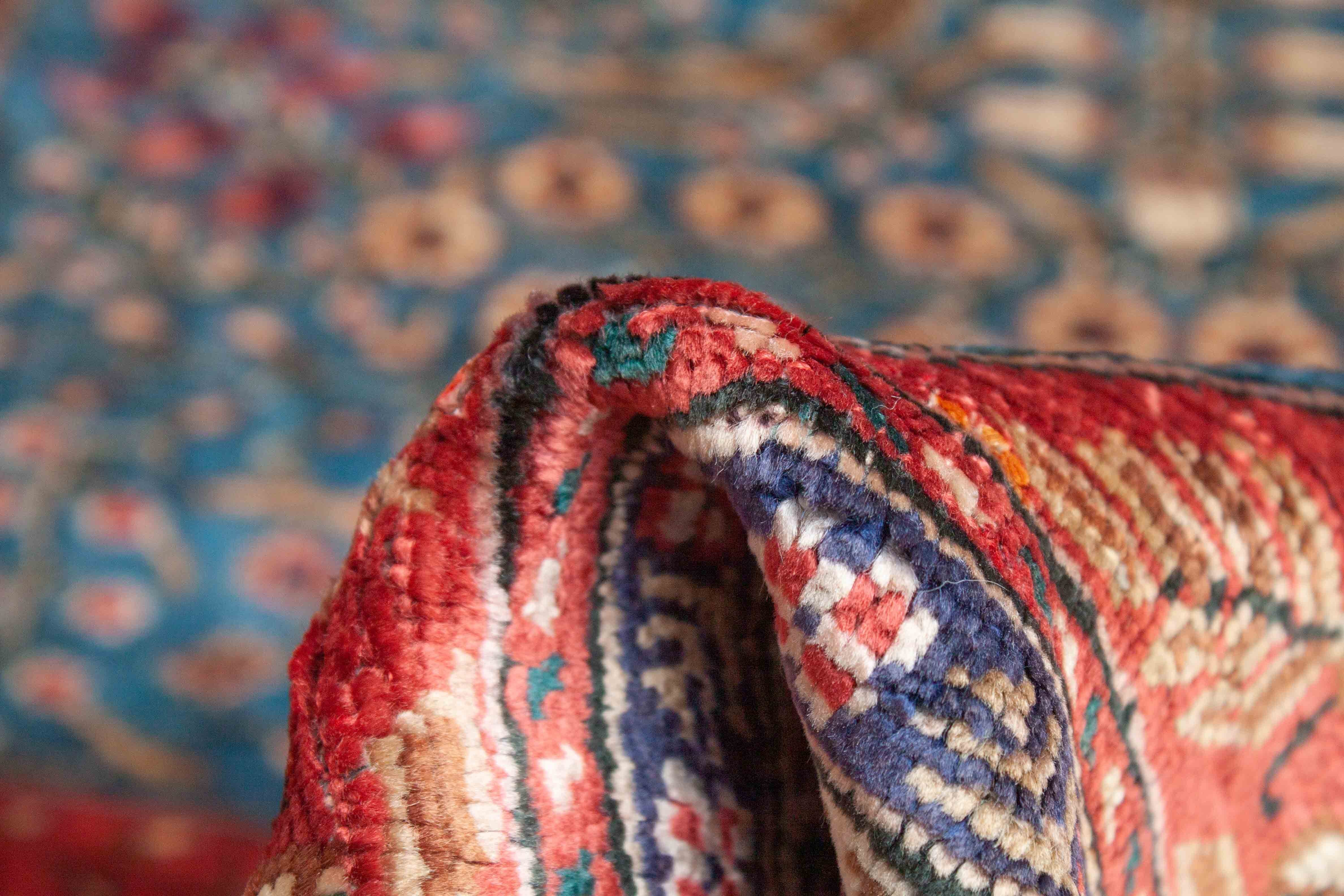 Eine Fotoaufnahme eines Kayseri aus merzerisierter Baumwolle Teppichs.