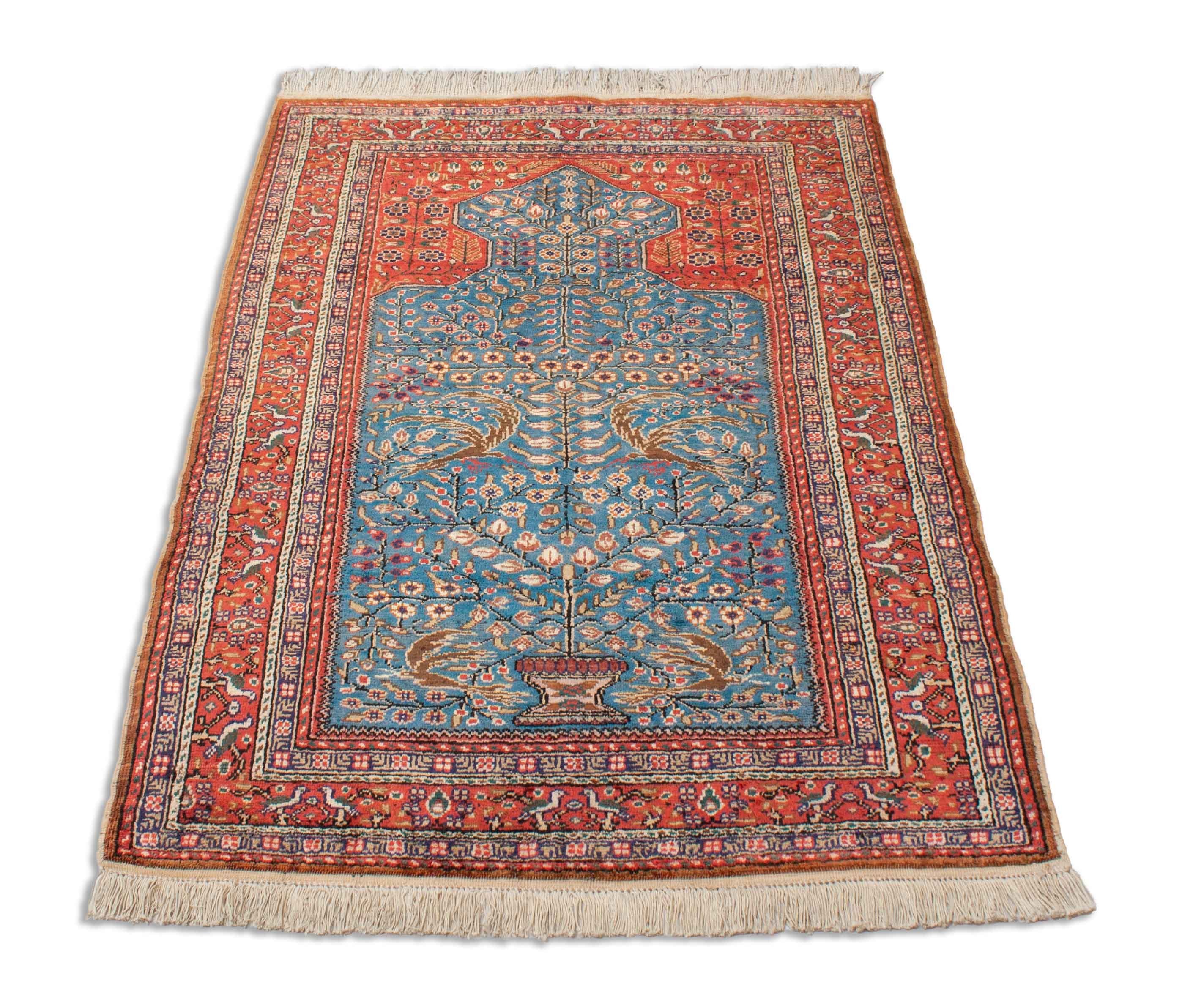 Eine Fotoaufnahme eines Kayseri aus merzerisierter Baumwolle Teppichs.