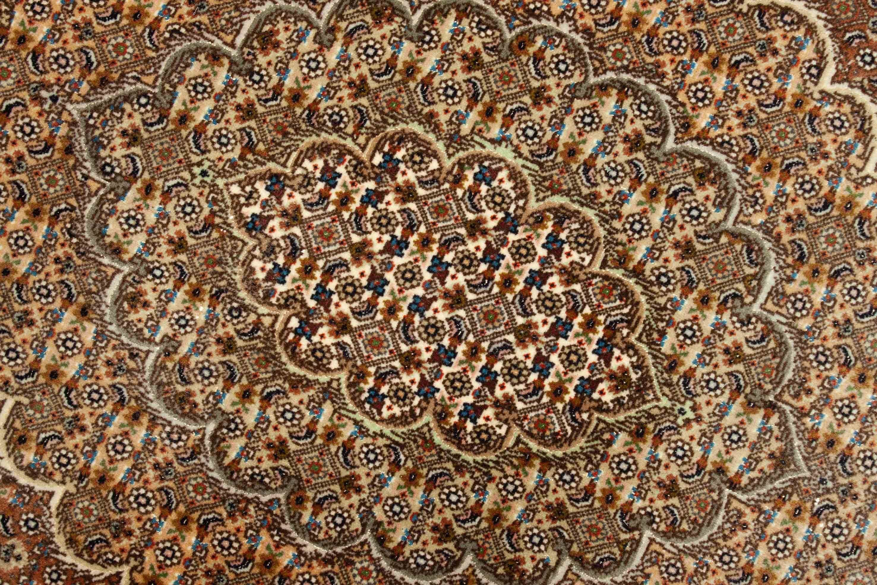 Eine Fotoaufnahme eines Täbriz Teppichs.
