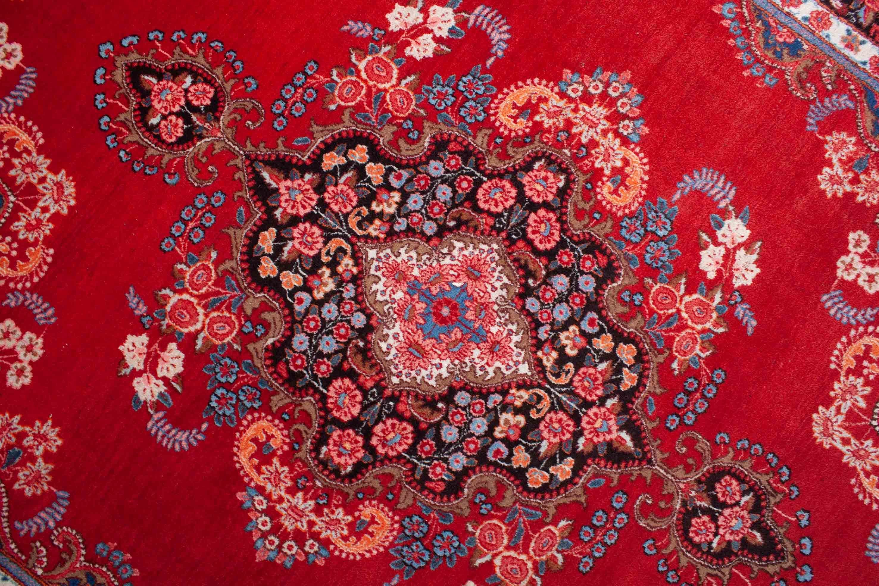 Eine Fotoaufnahme eines Meschad Teppichs.