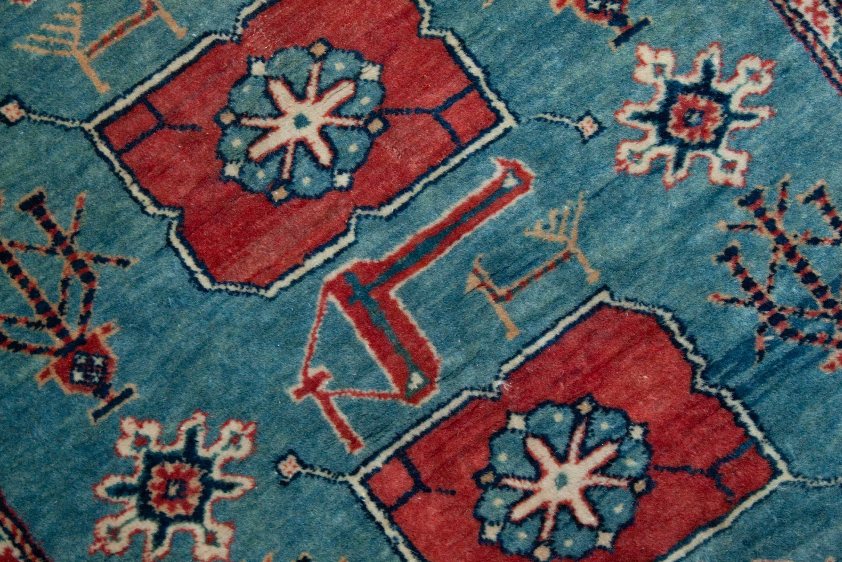 Eine Fotoaufnahme eines Schirwan Teppichs.