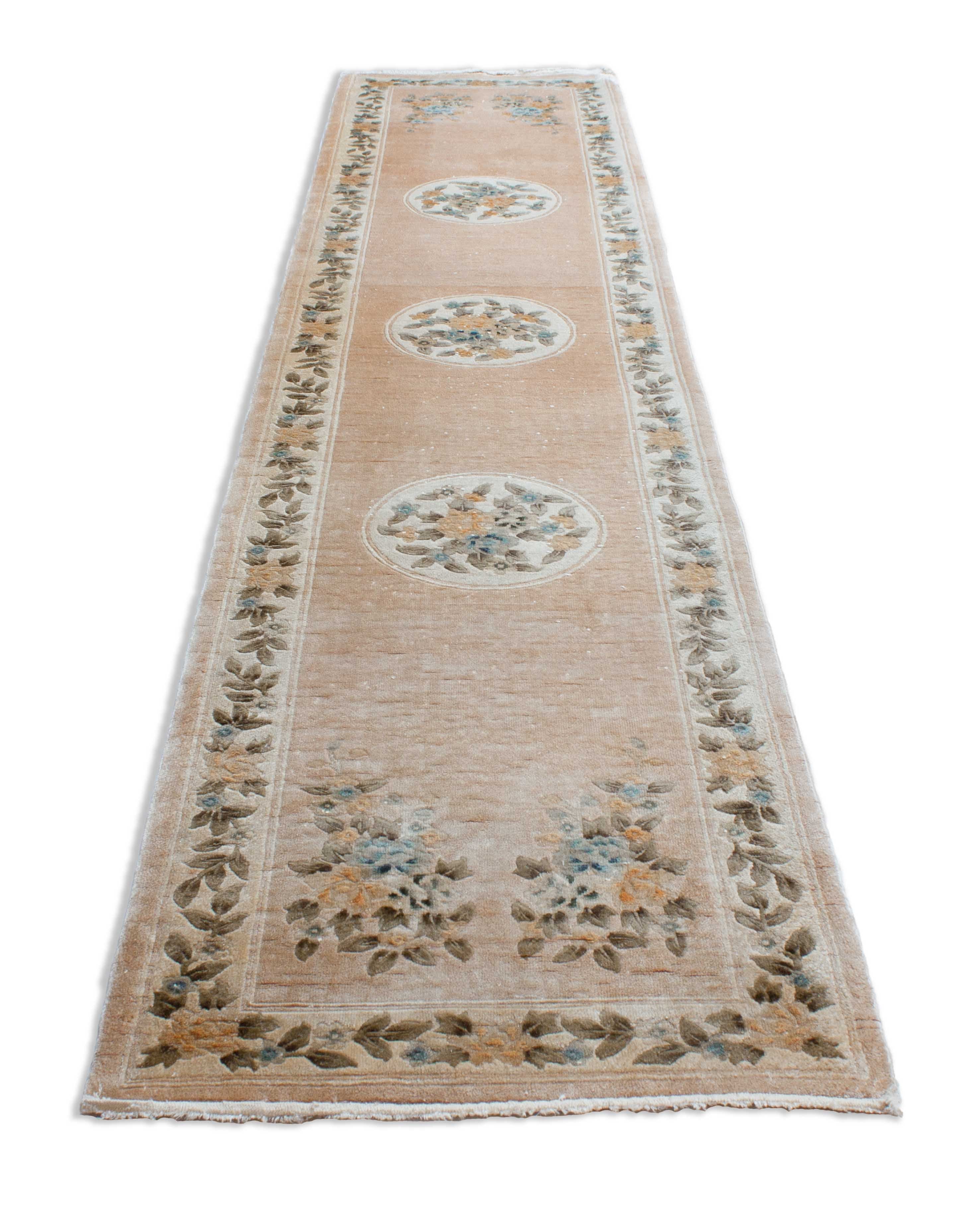 Eine Fotoaufnahme eines China Teppich Teppichs.