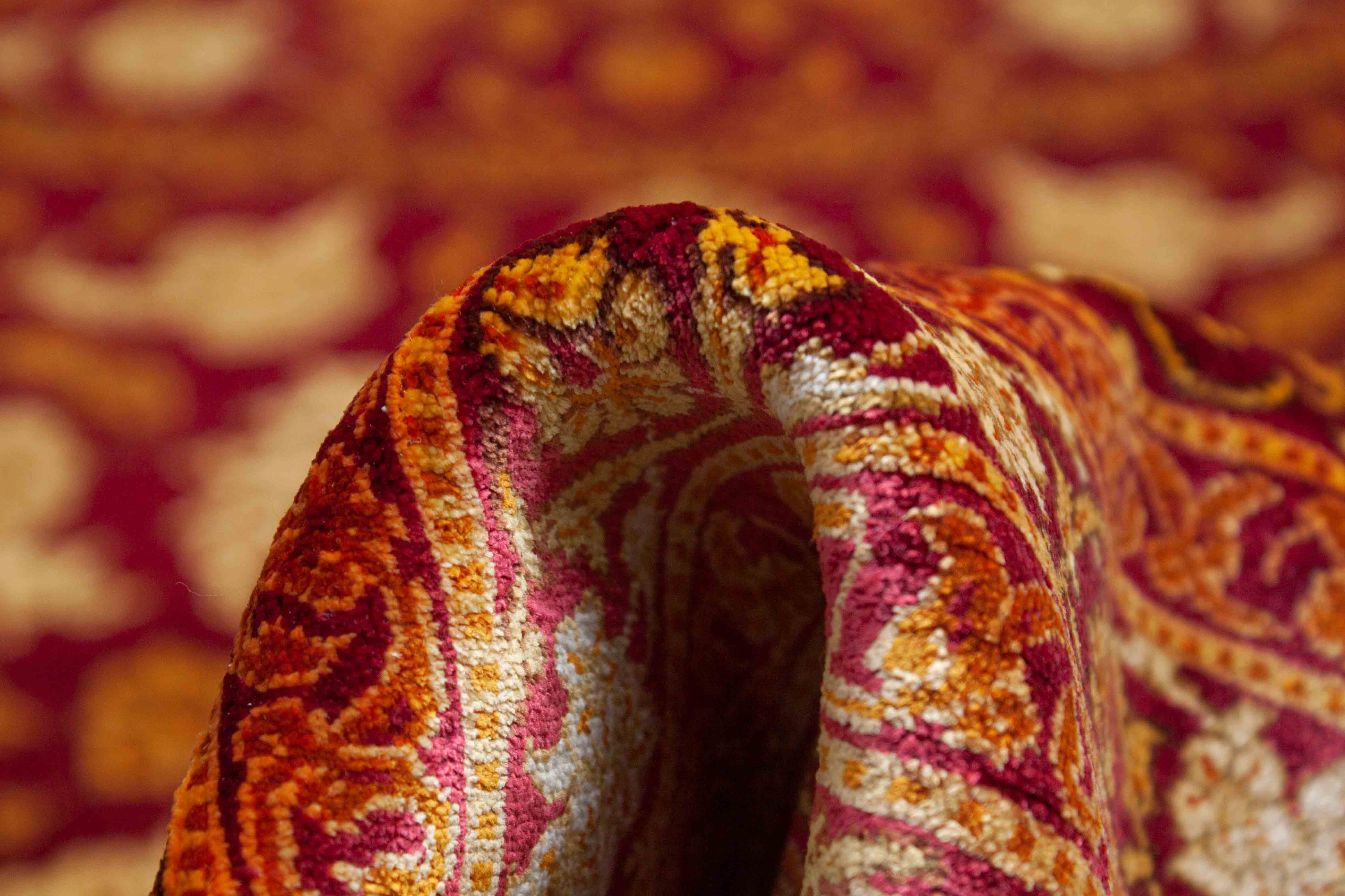 Eine Fotoaufnahme eines Ghom Teppichs.