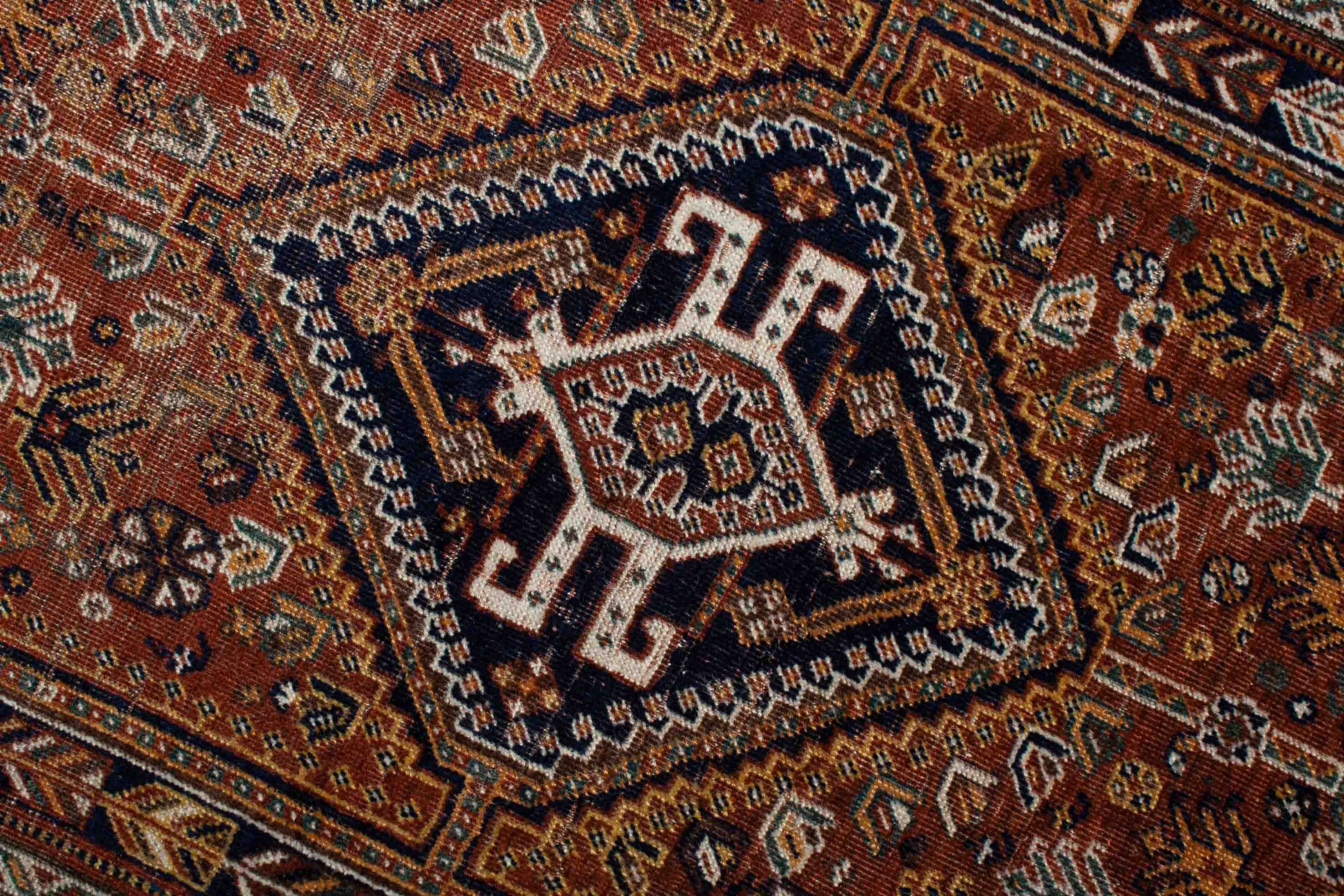 Eine Fotoaufnahme eines Ghasghai Teppichs.