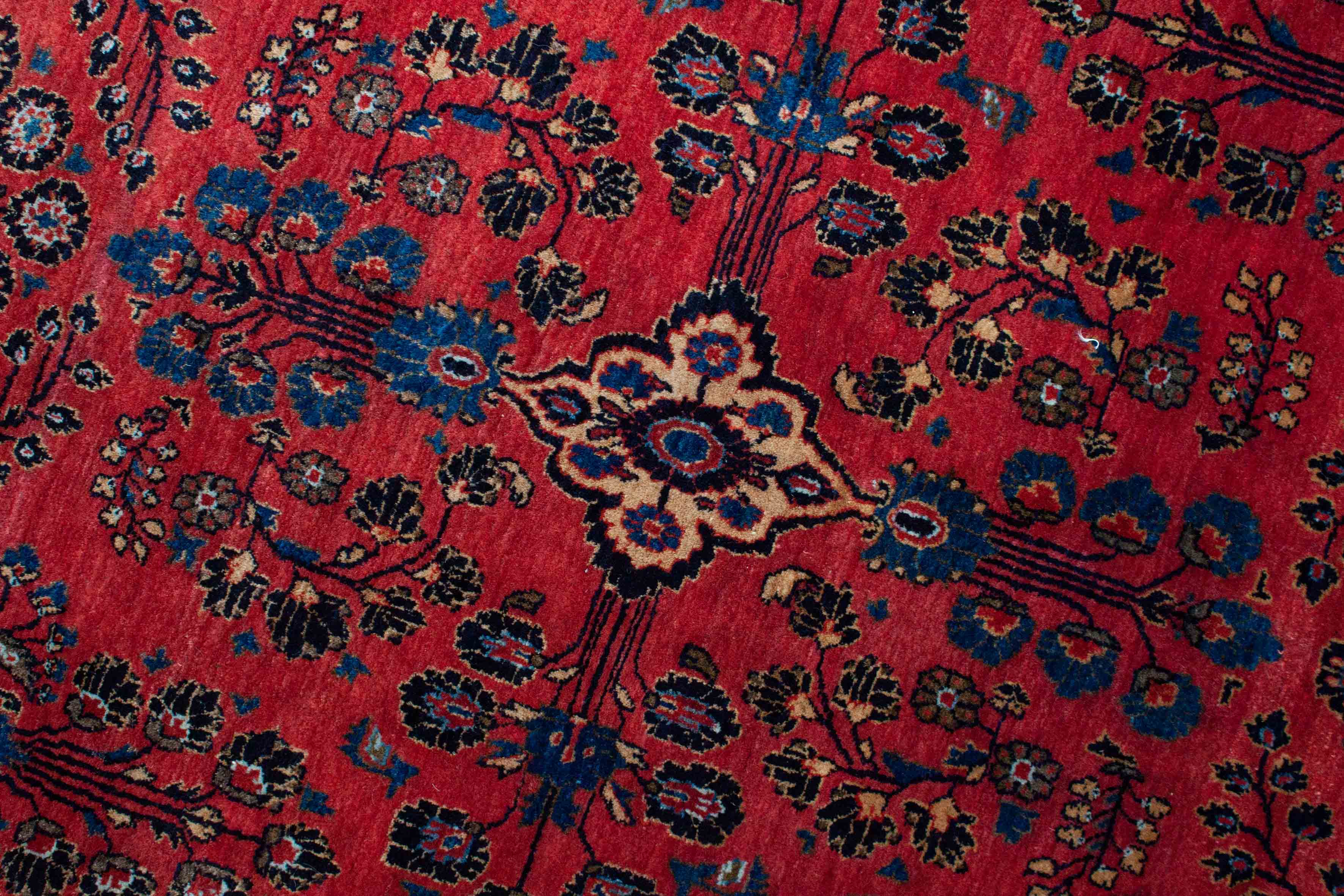 Eine Fotoaufnahme eines Sarough Teppichs.