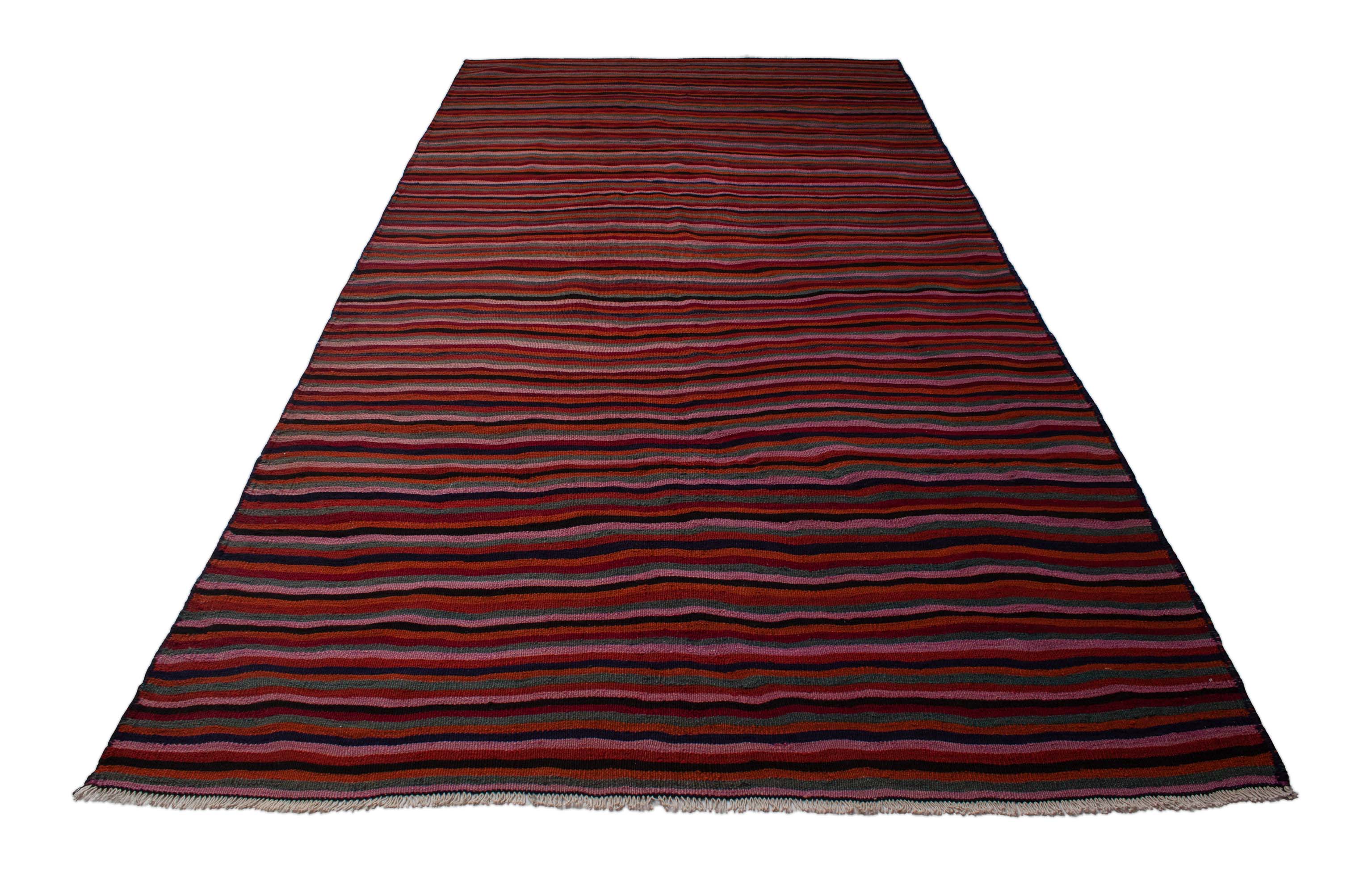 Eine Fotoaufnahme eines Kelim Teppichs.