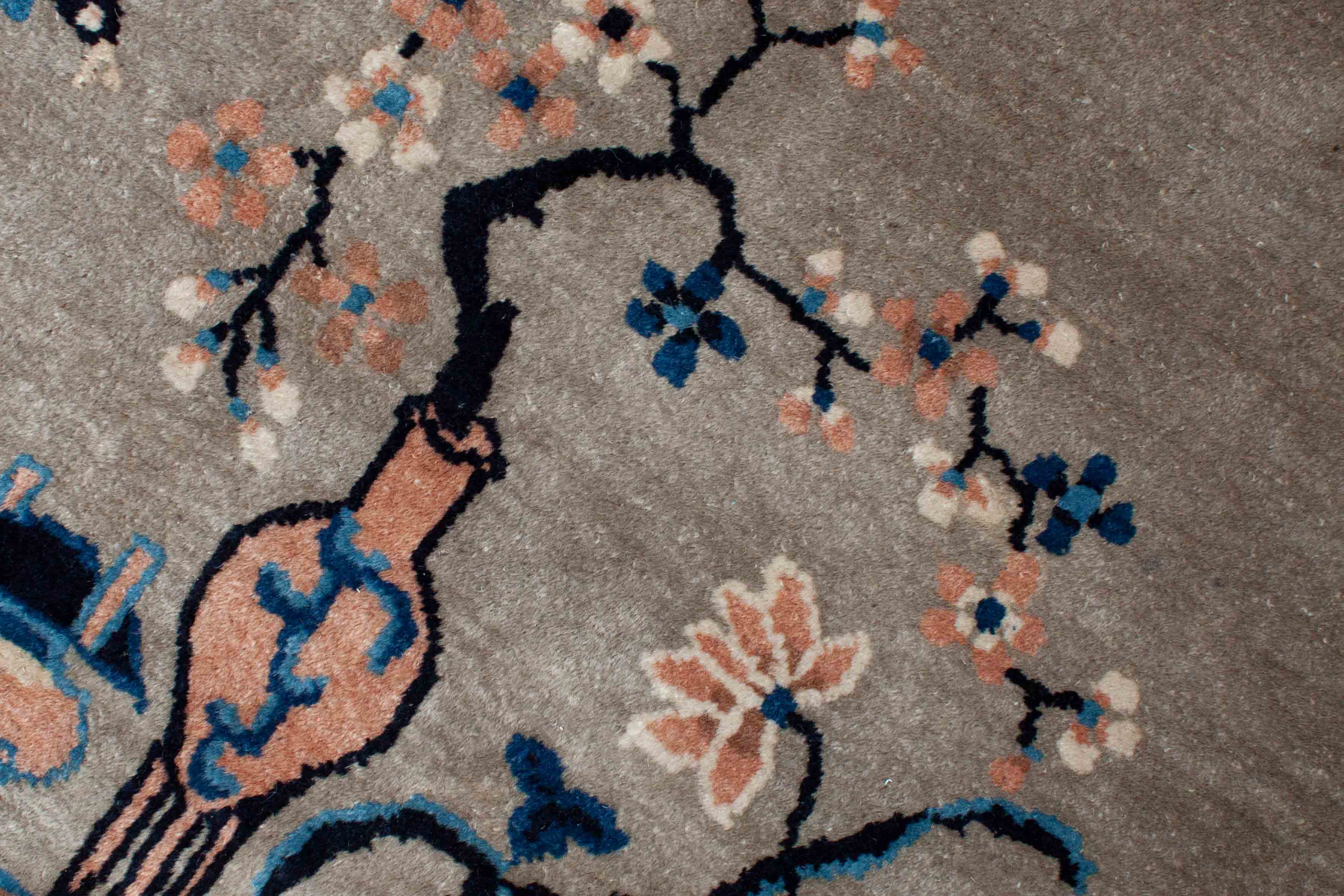 Eine Fotoaufnahme eines China Teppich Teppichs.