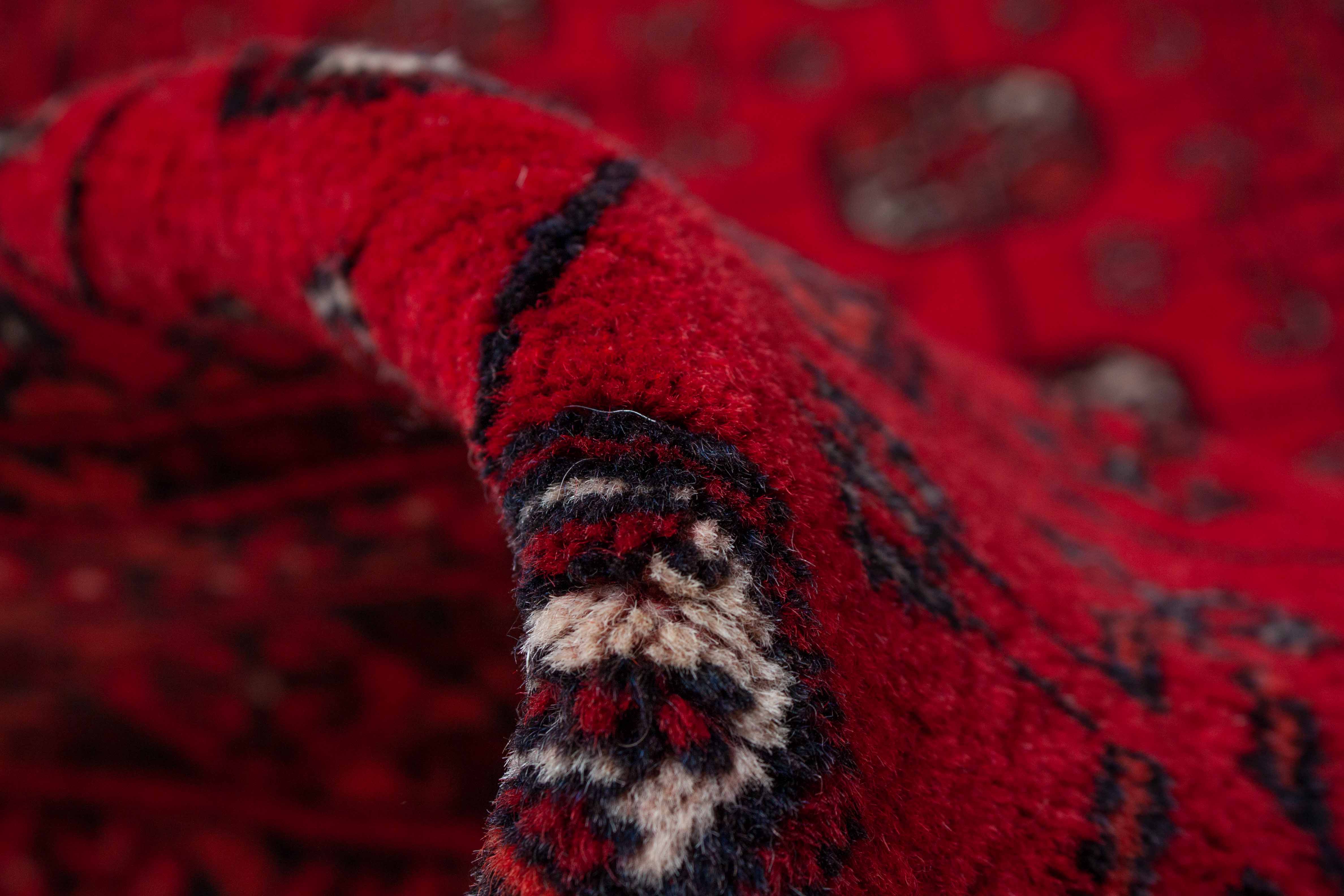 Eine Fotoaufnahme eines Afghan Teppichs.