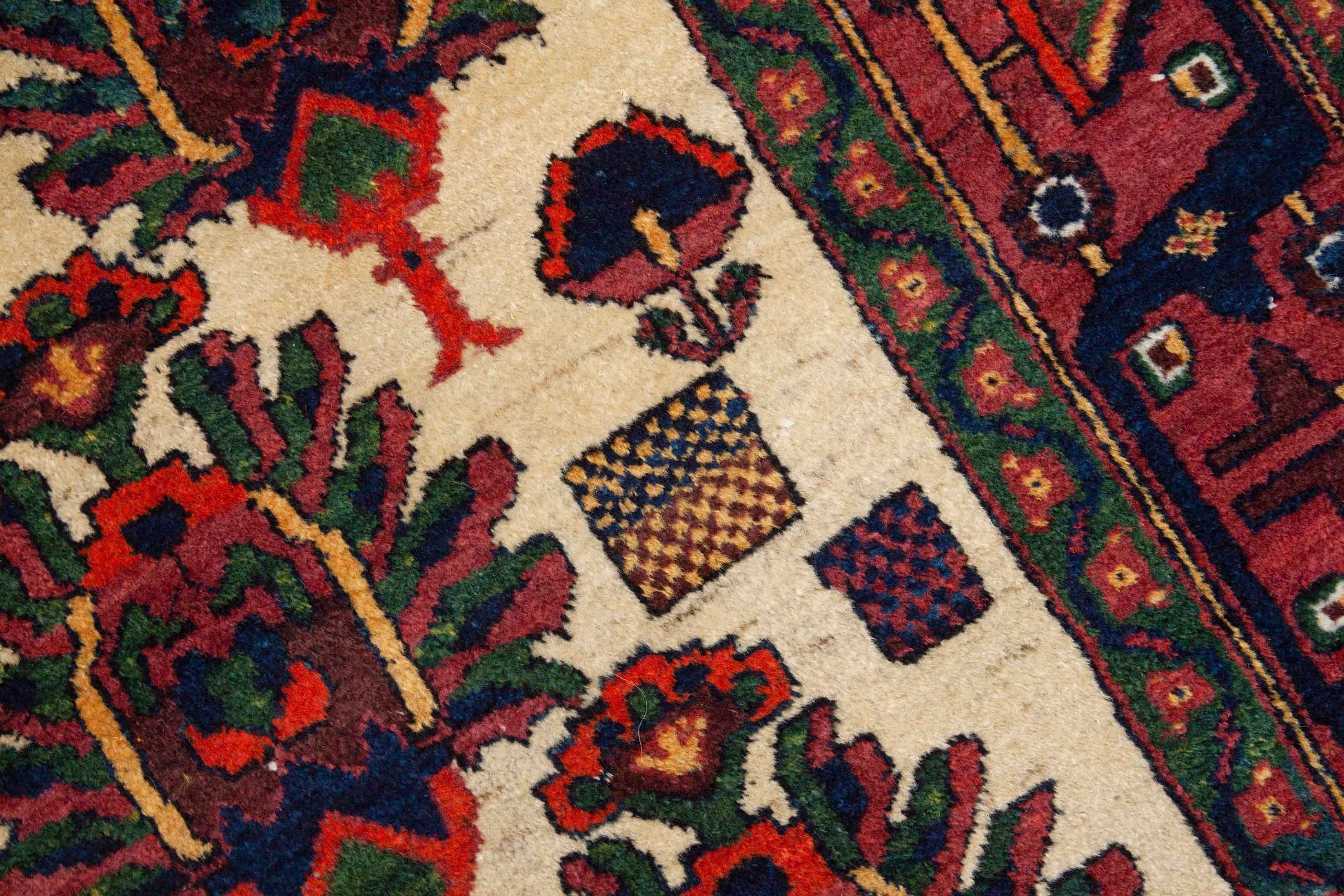 Eine Fotoaufnahme eines Afshari Teppichs.