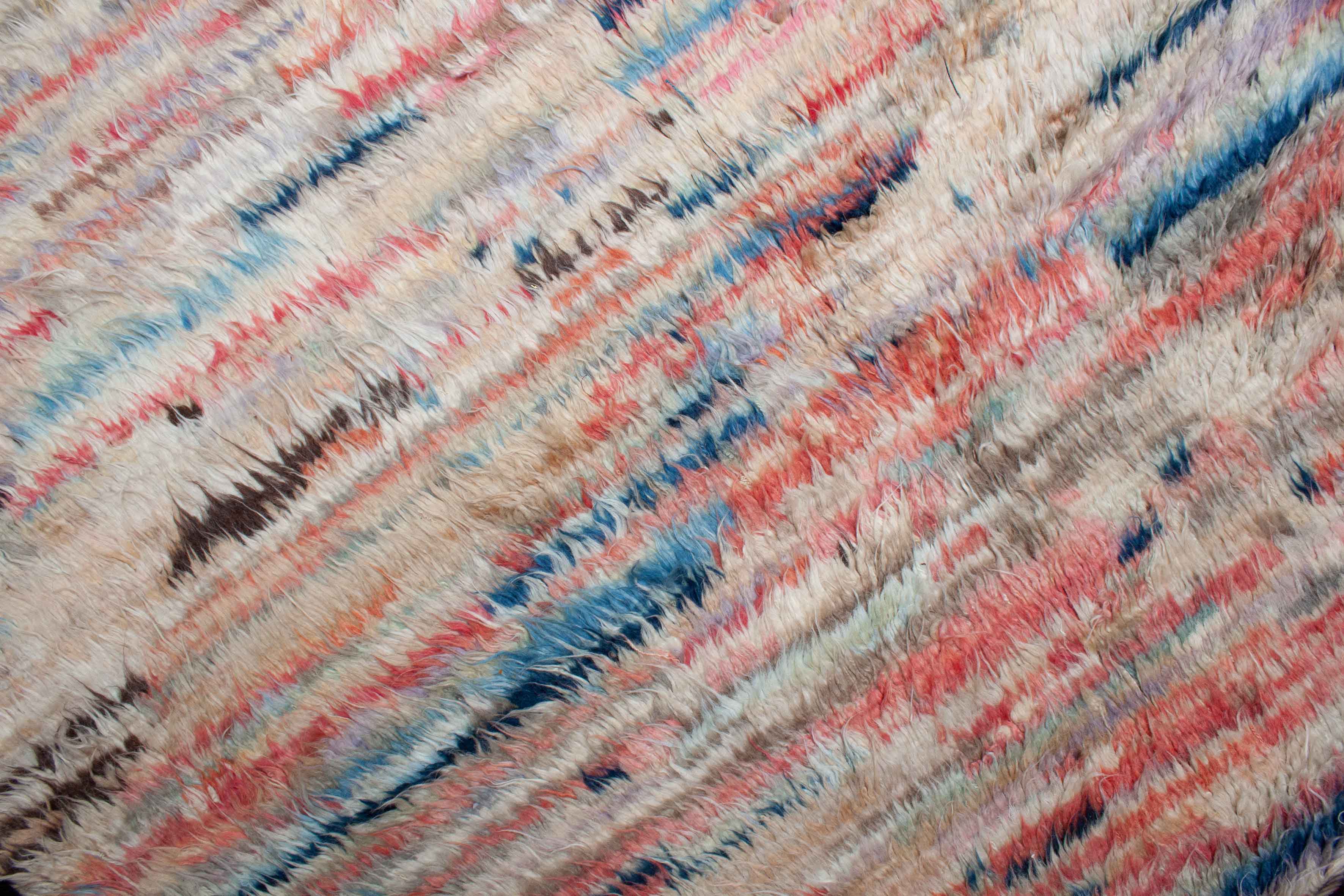 Eine Fotoaufnahme eines Furry Berber Teppichs.