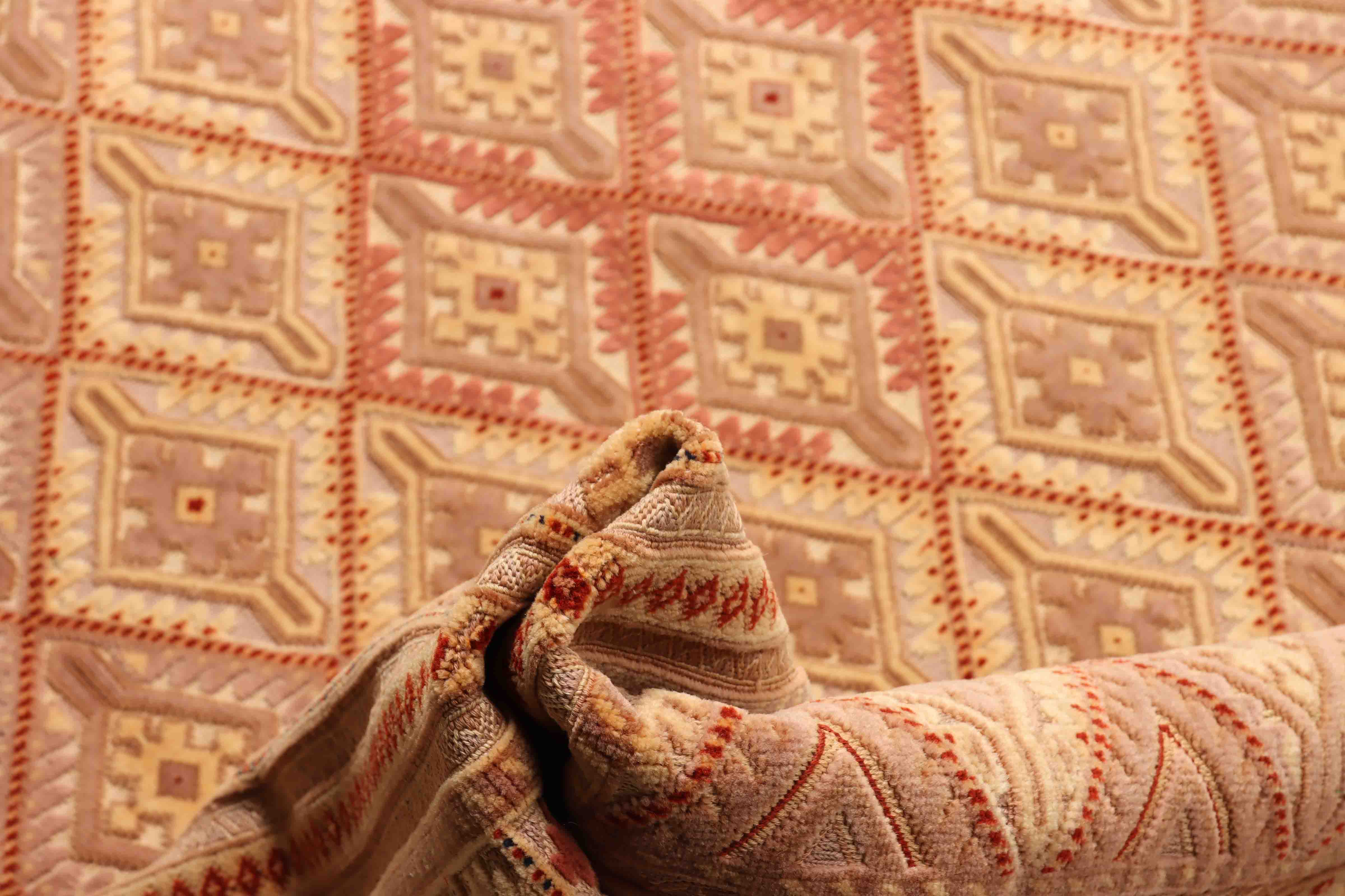 Eine Fotoaufnahme eines Nakhunak Teppichs.