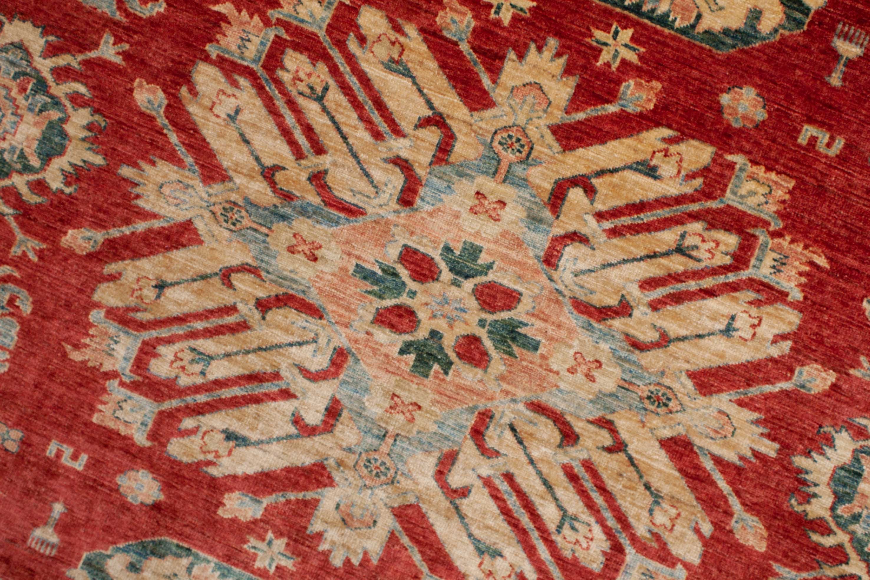 Eine Fotoaufnahme eines Kazak Teppichs.