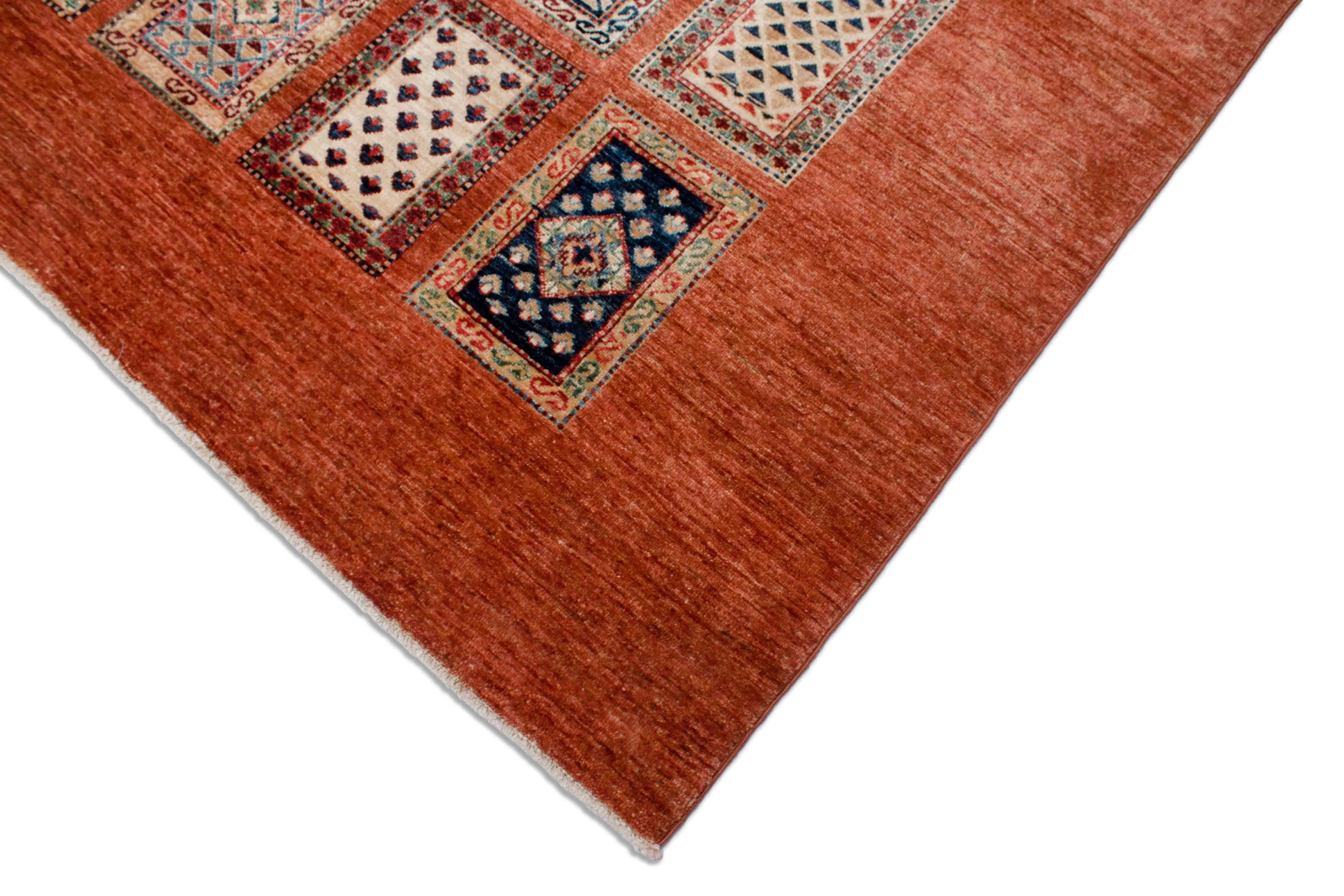 Eine Fotoaufnahme eines Bakhtiari Feldermuster Teppich Teppichs.