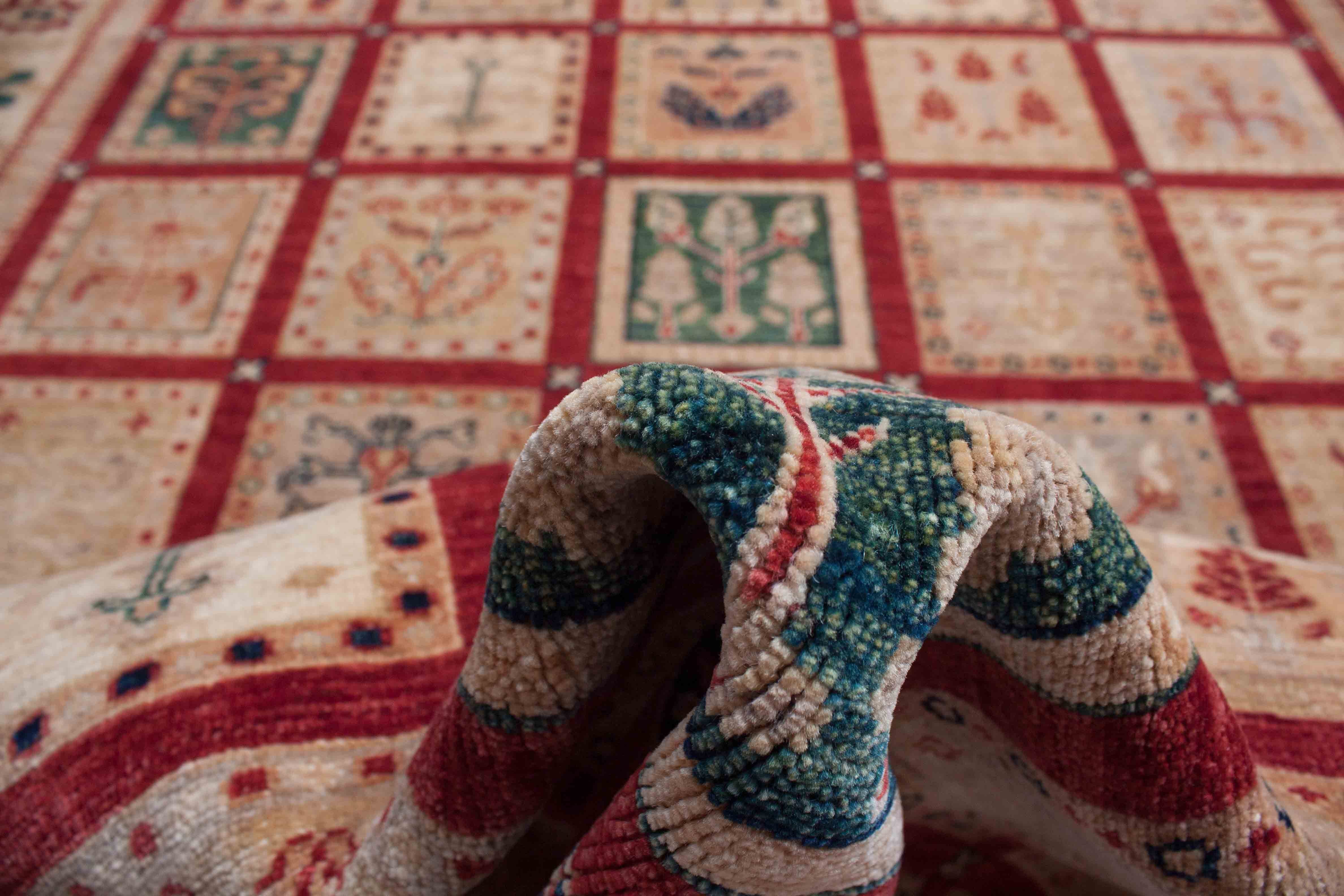 Eine Fotoaufnahme eines Bakhtiari Feldermuster Teppich Teppichs.