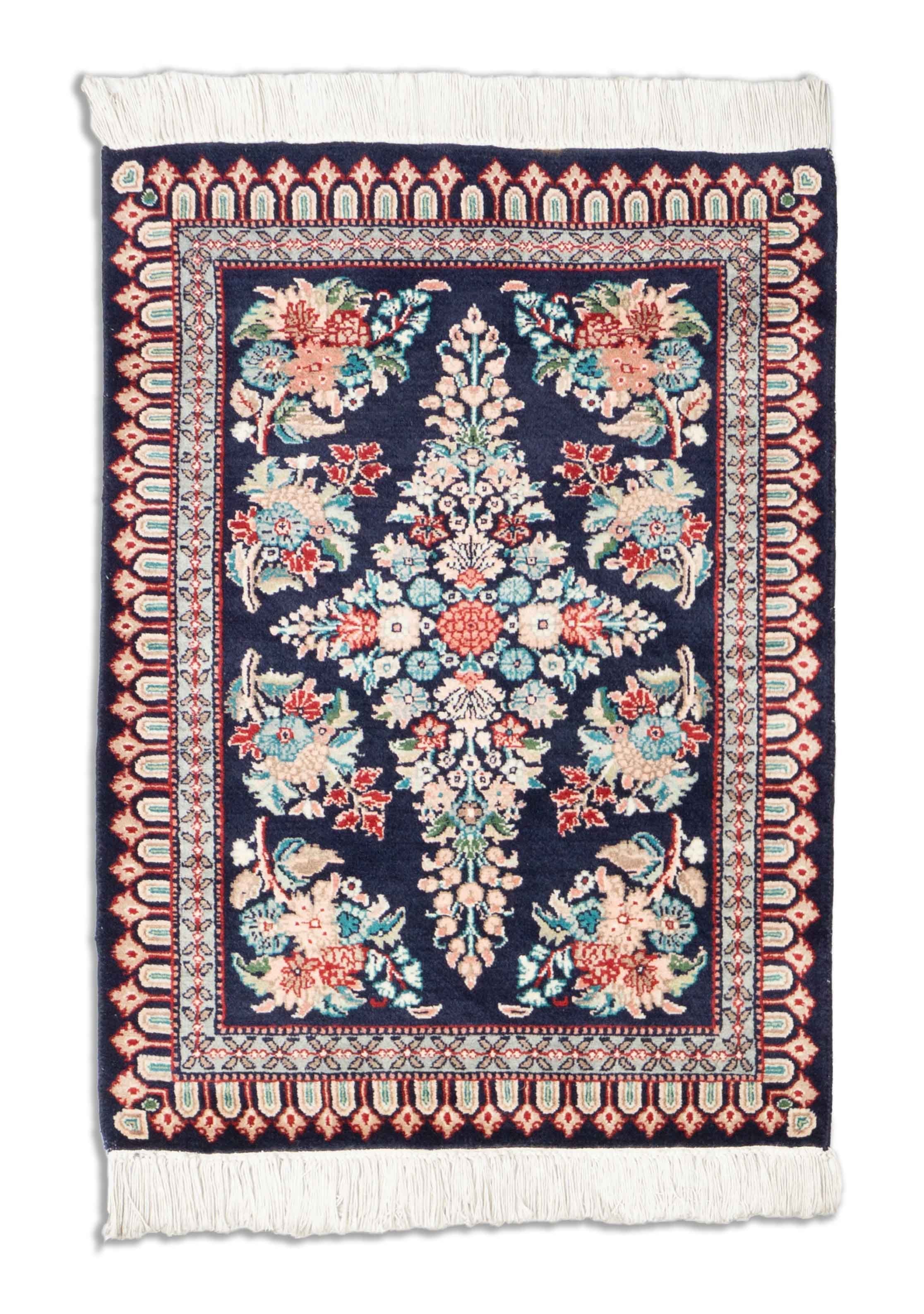 Eine Fotoaufnahme eines Kaschmir Teppich Teppichs.