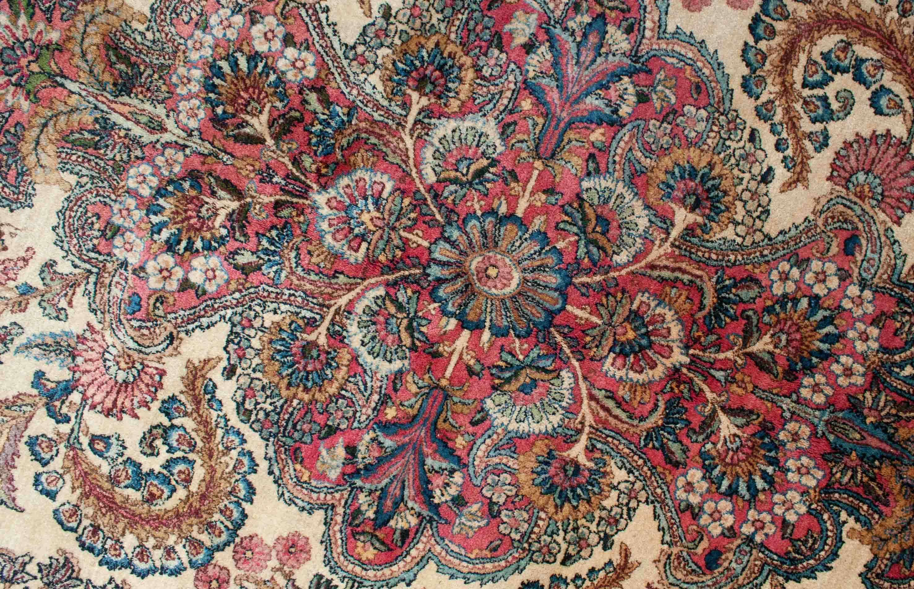 Eine Fotoaufnahme eines Kerman Lavar Teppichs.