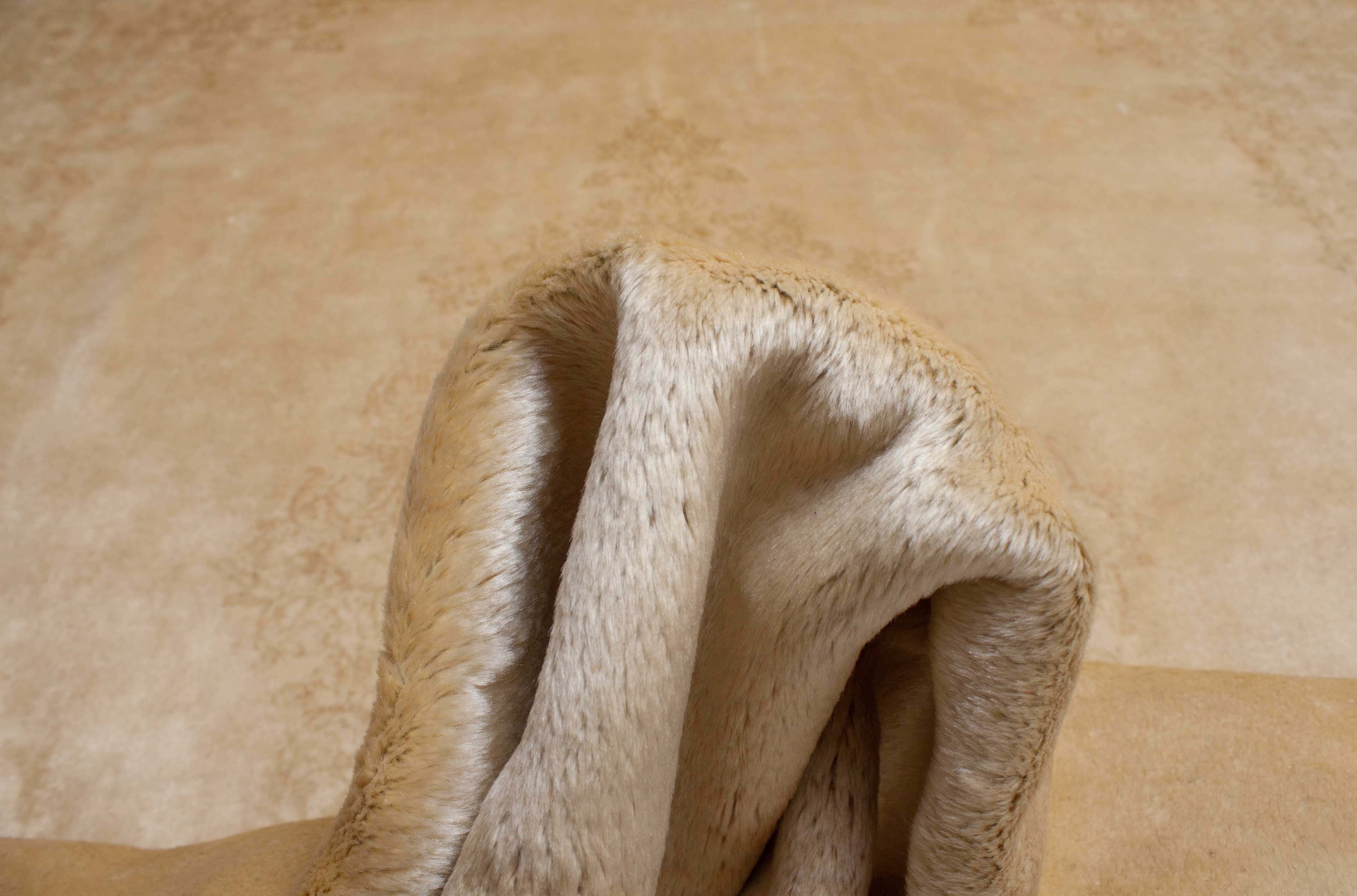 Eine Fotoaufnahme eines Yazd Teppichs.