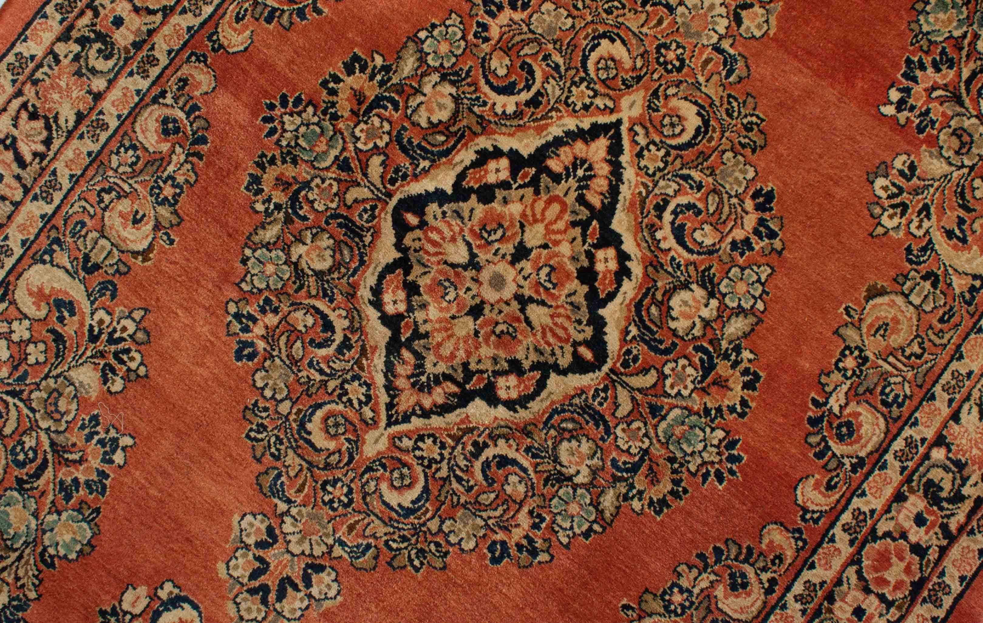 Eine Fotoaufnahme eines Re-Import Sarough Teppichs.