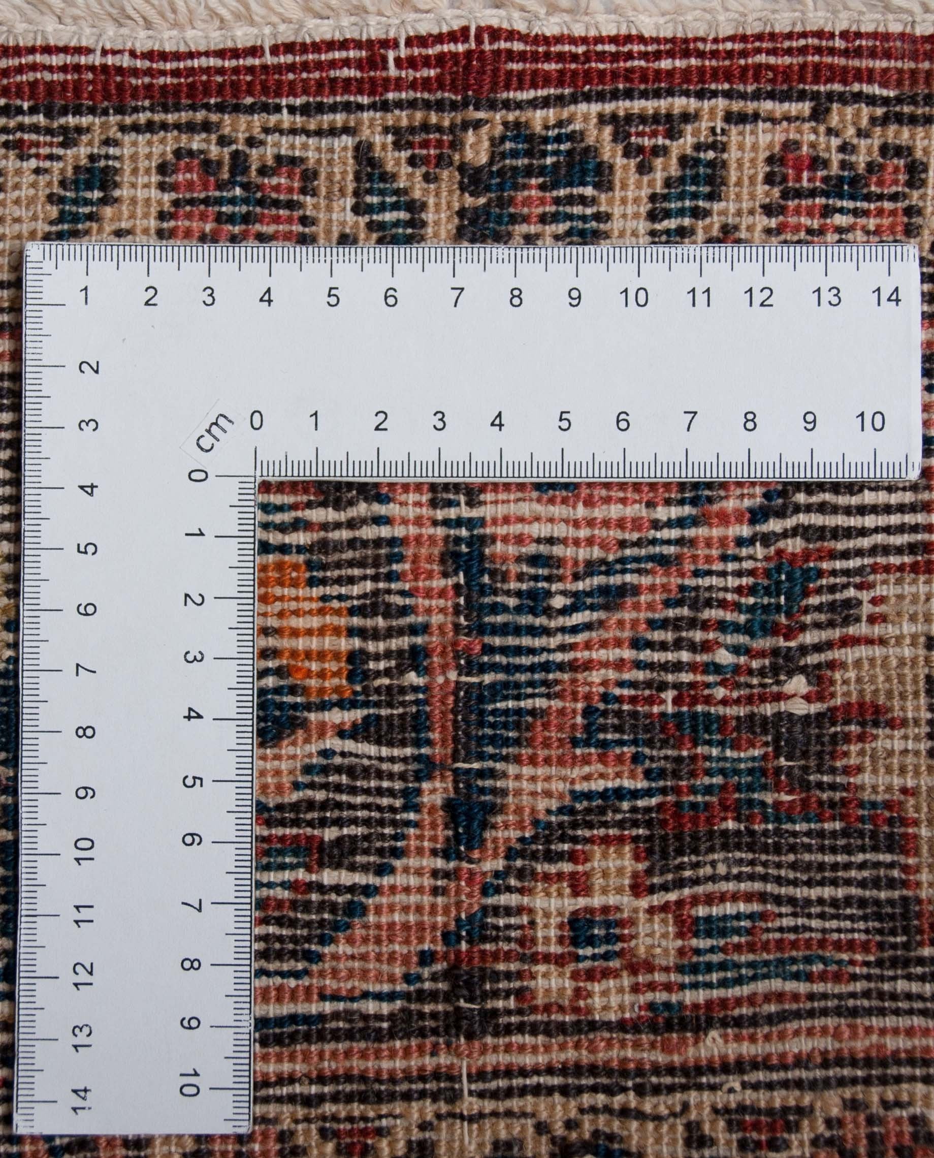 Eine Fotoaufnahme eines Sanjan Teppichs.