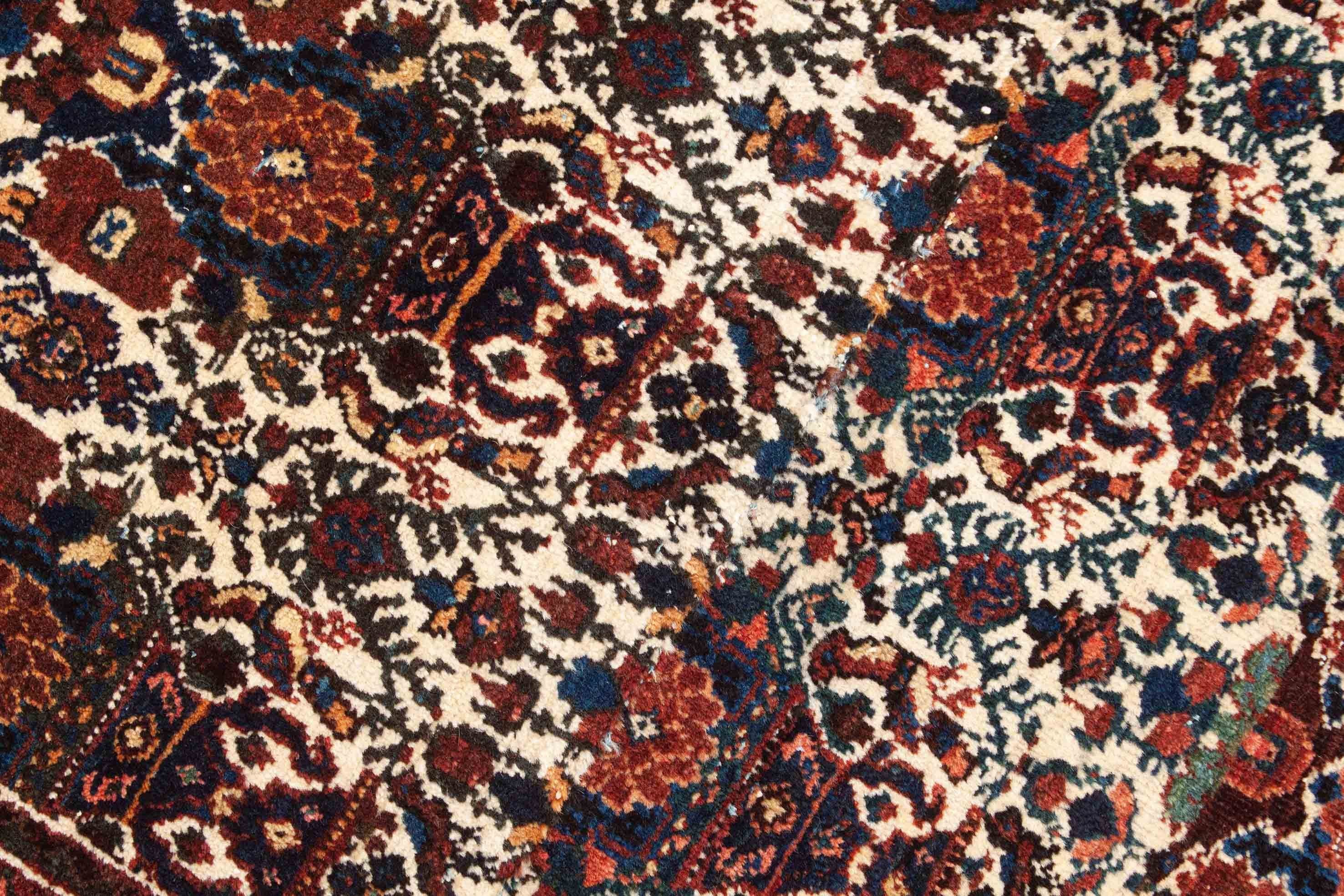 Eine Fotoaufnahme eines Abadeh Teppichs.