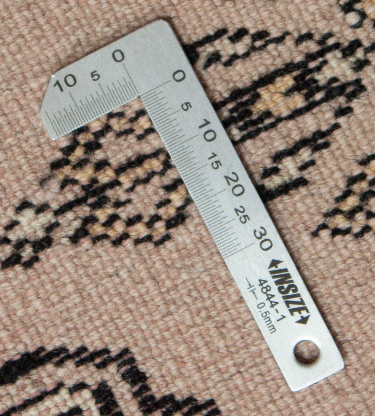 Eine Fotoaufnahme eines Buchara Teppichs.