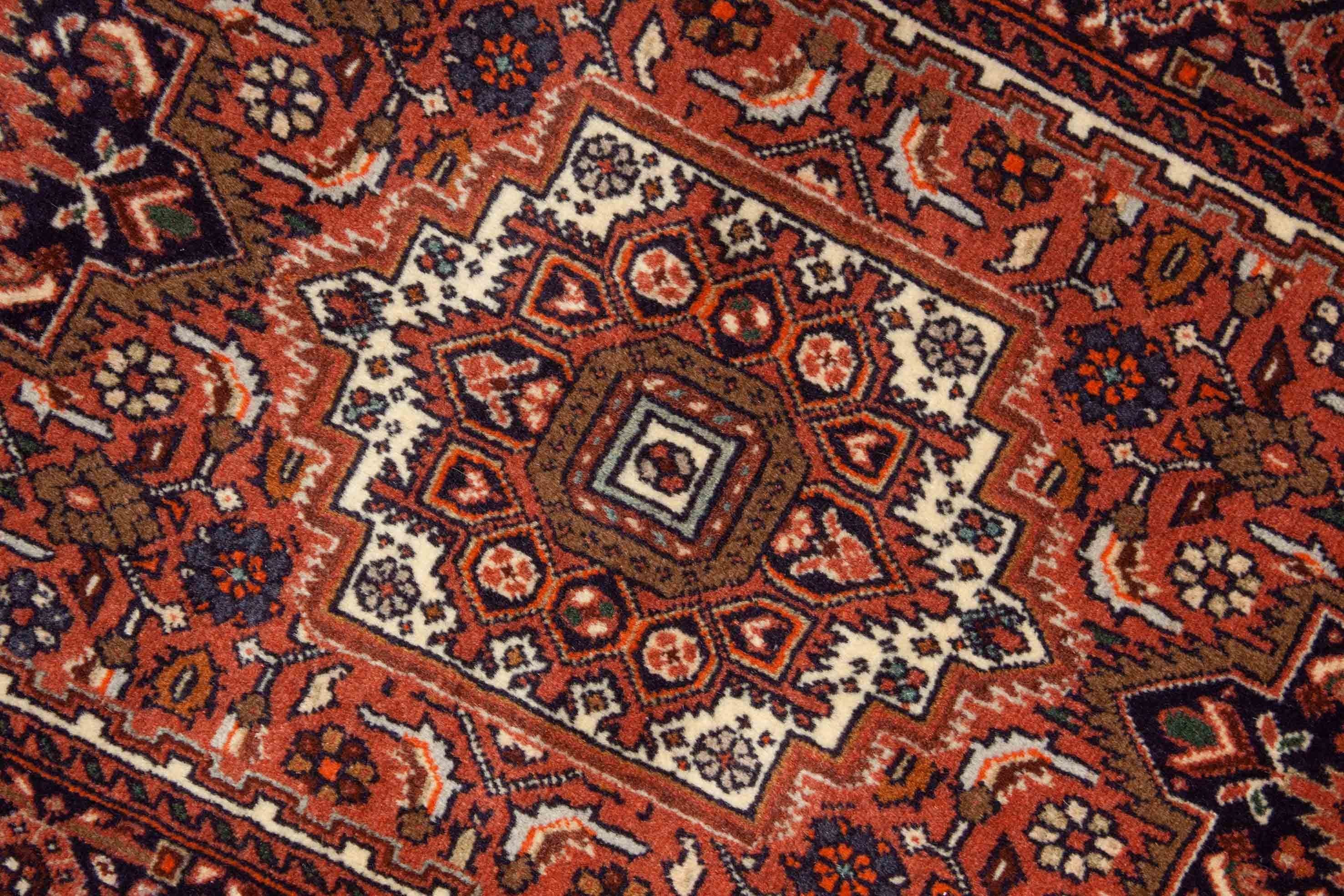 Eine Fotoaufnahme eines Goltogh Teppichs.