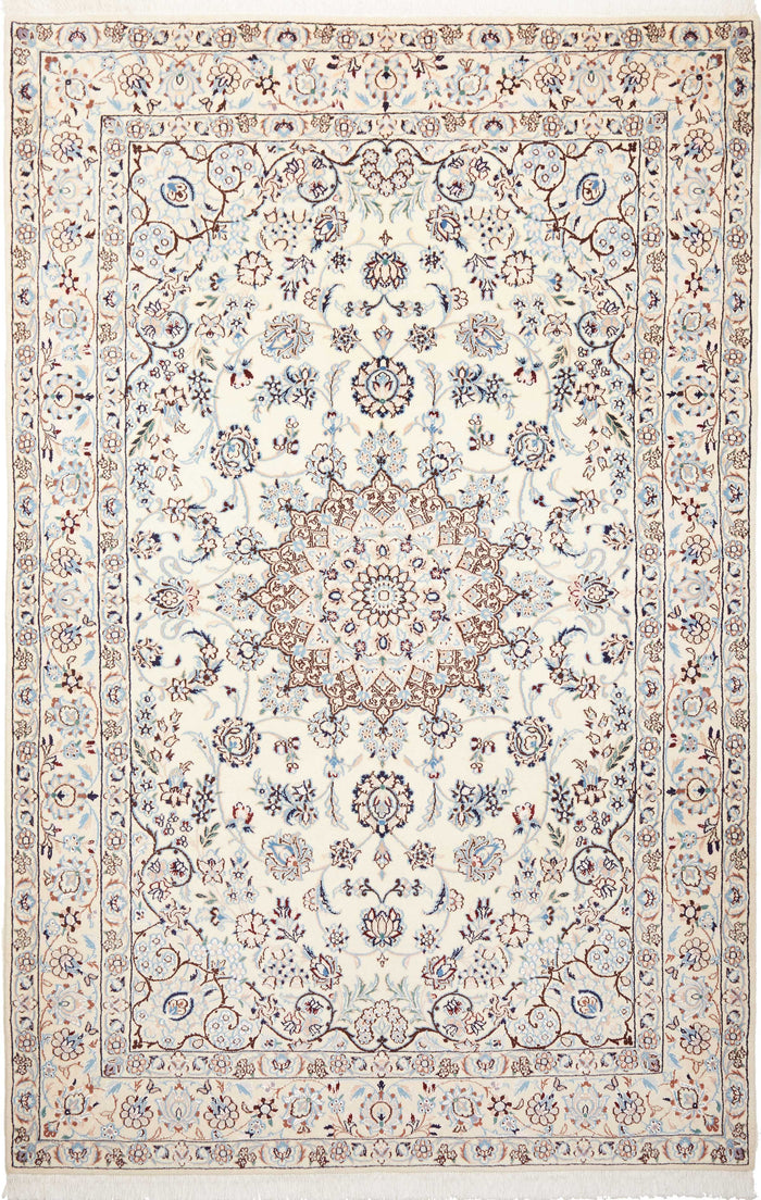 Oreintalischer Nain Teppich in cremeweiß und 244 cm x 158 cm groß